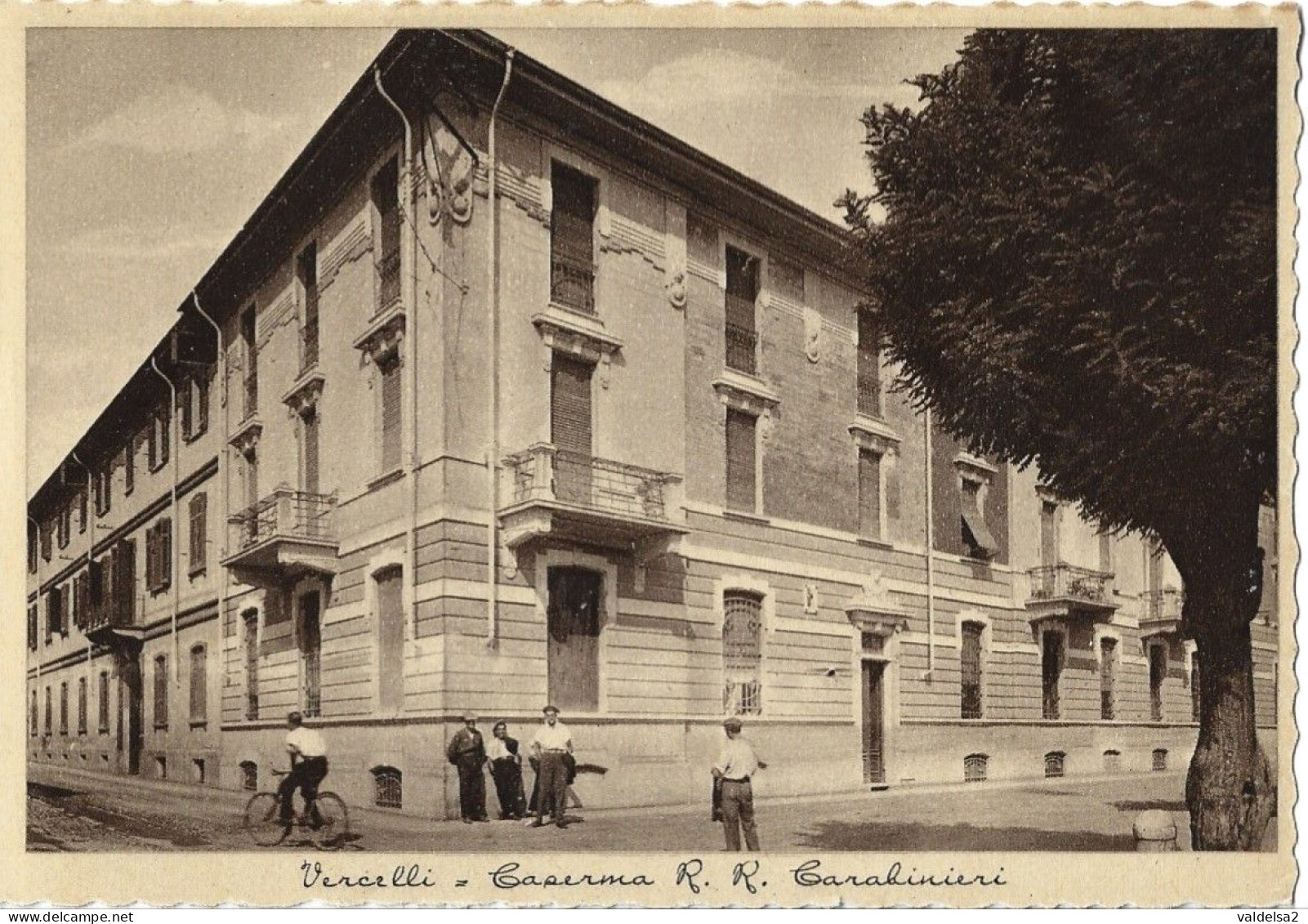 VERCELLI - CASERMA DEI RR.RR CARABINIERI - PERSONA IN BICICLETTA - ANIMATA - Vercelli