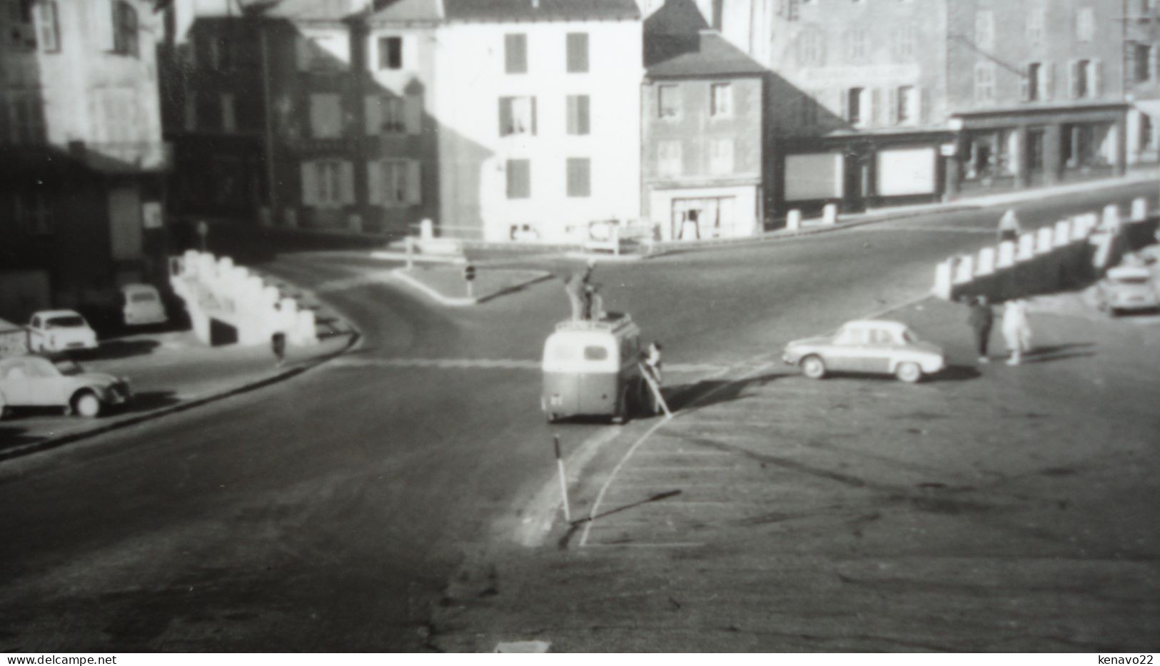 Saint-flour , Vue Générale  "" Carte Animée Véhicule D'époque "" "" Beau Timbre 1963 "" - Saint Flour