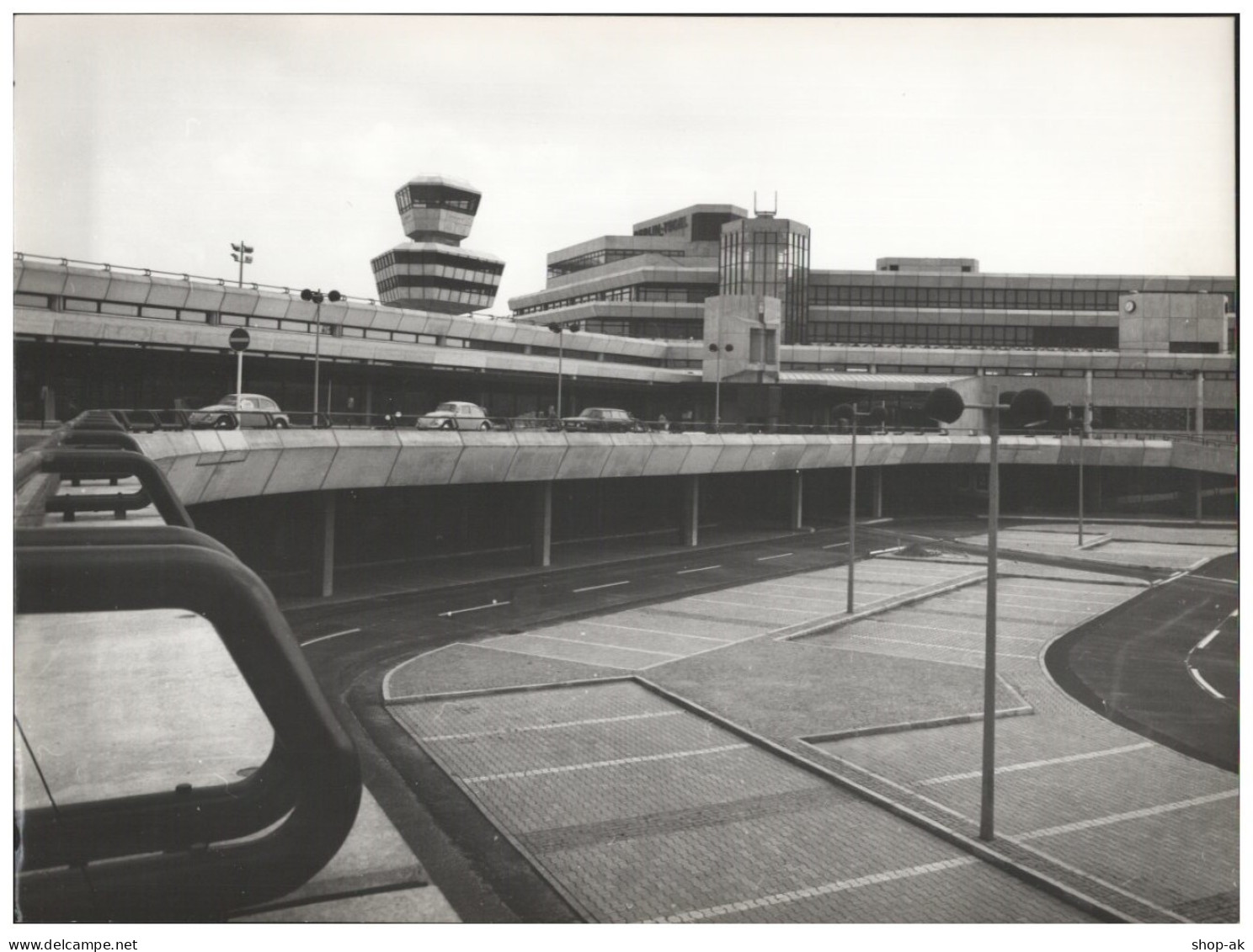 C5498/ Flughafen Berlin Tegel  Foto 21,5 X 16 Cm 70er Jahre VW Käfer - Altri & Non Classificati