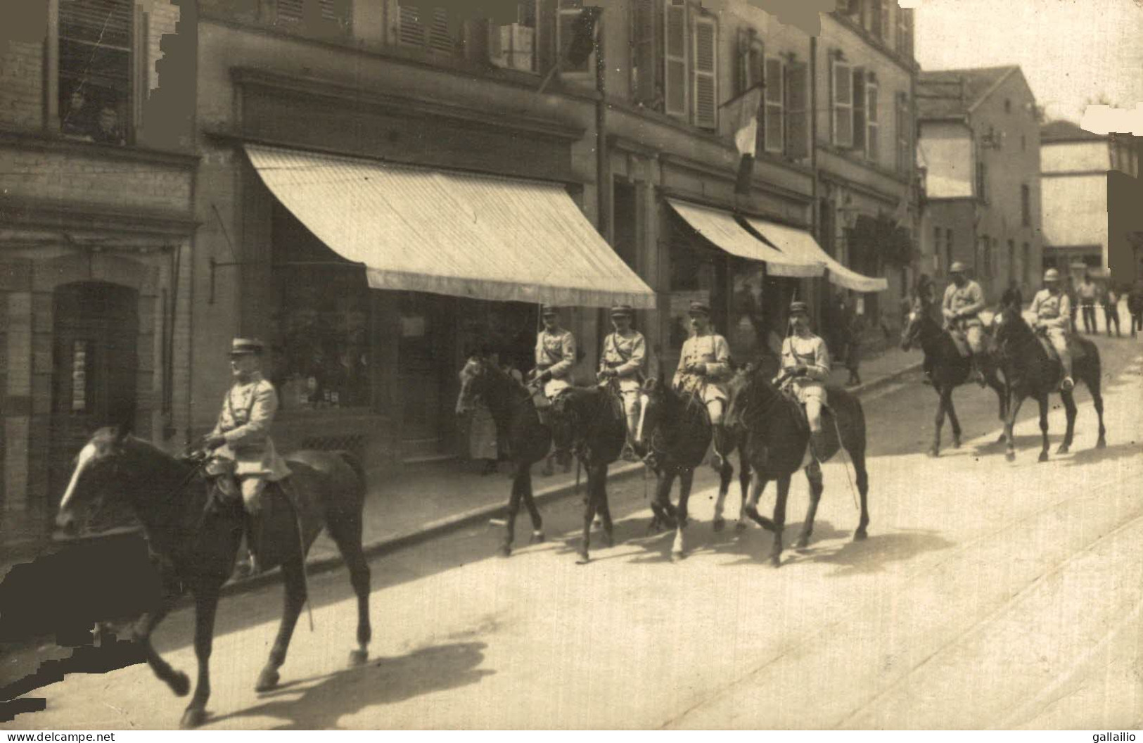 CARTE PHOTO DEFILE MILITAIRE CAVALIER A IDENTIFIER - Photographs