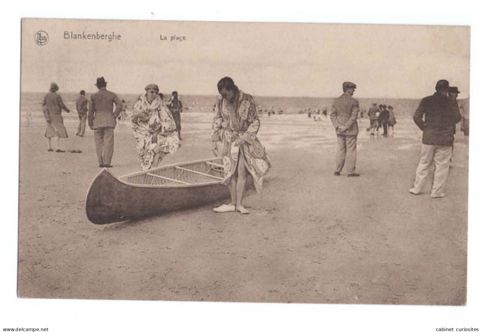 Blankenberge - La Plage - Baigneurs En Peignoir De Bain Et Leur Canot (Aviron) - Canoé - Animée - Blankenberge