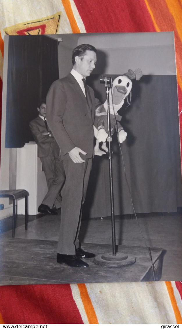 PHOTO DU VENTRILOQUE JACQUES COURTOIS ET SON CANARD  FORMAT 12.5 PAR 18 CM METIER TELEVISION - Beroepen