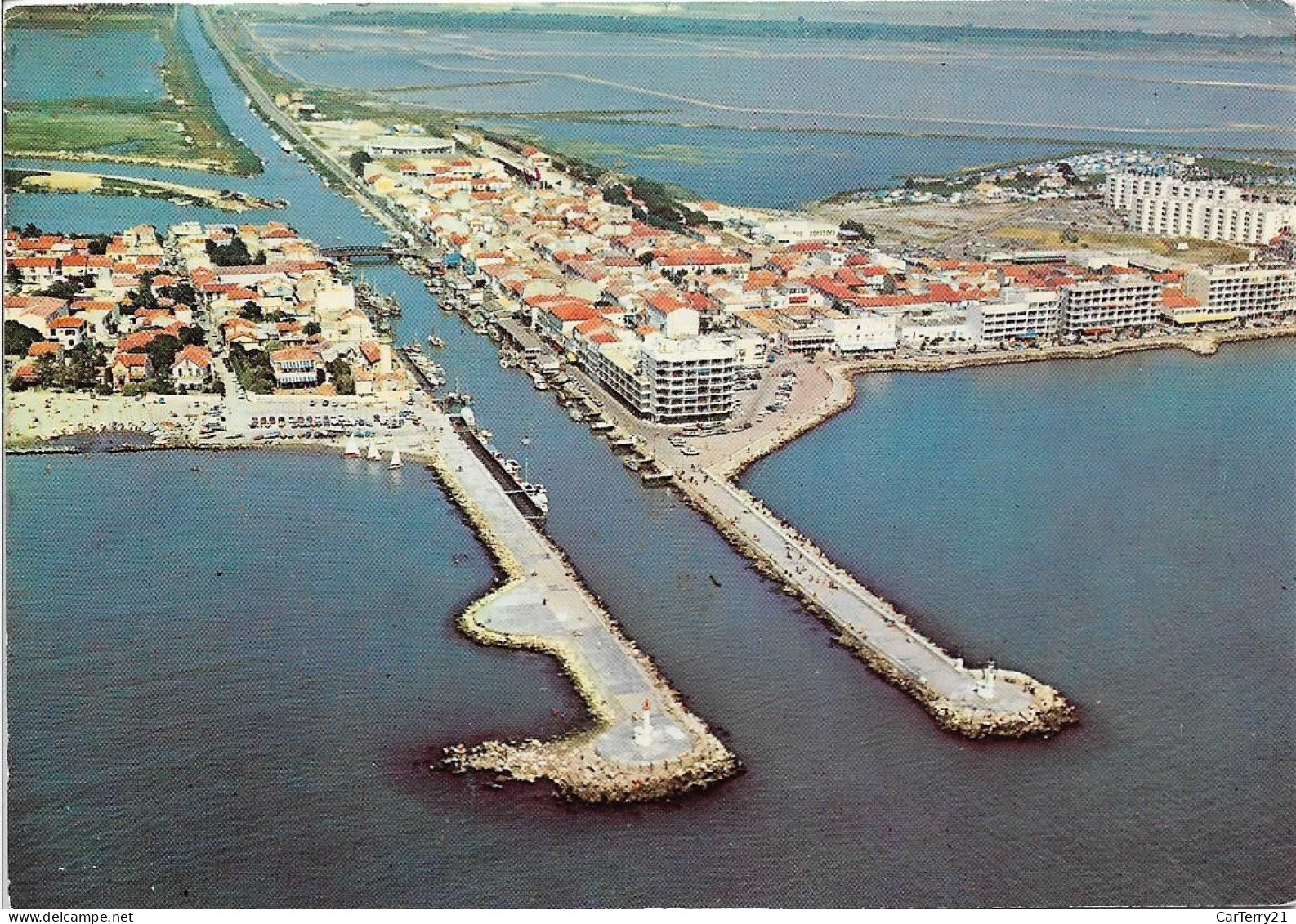 30. LE GRAU DU ROI. VUE AERIENNE SUR LE CANAL. AU FOND LES MARAIS SALANTS. 1971. - Le Grau-du-Roi