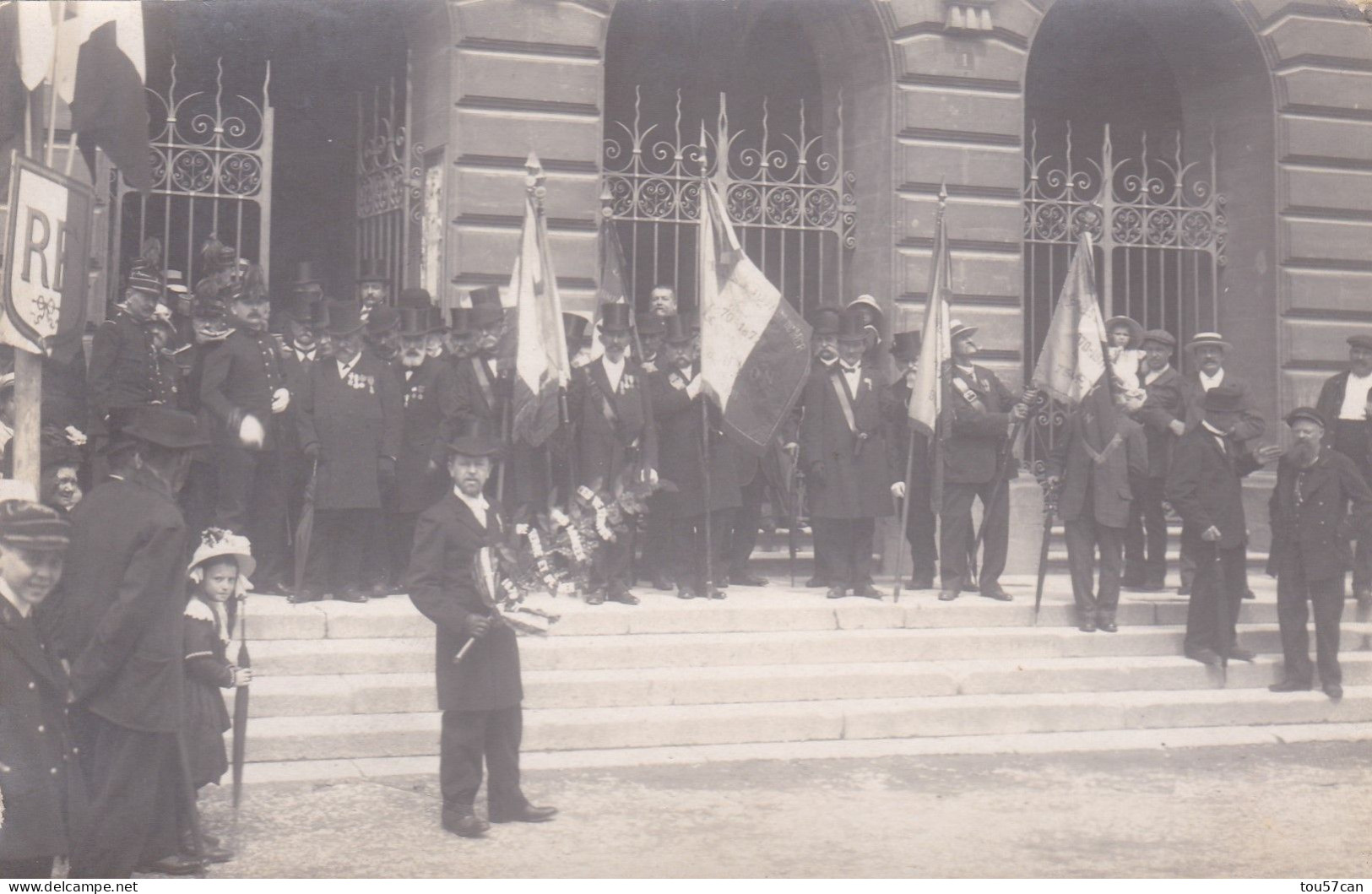 LONGUYON  -   MEURTHE ET MOSELLE   -   (54)  -  RARE  CARTE-PHOTO  TRES  ANIMEE  -  DEVANT L'HÔTEL  DE  VILLE. - Longuyon