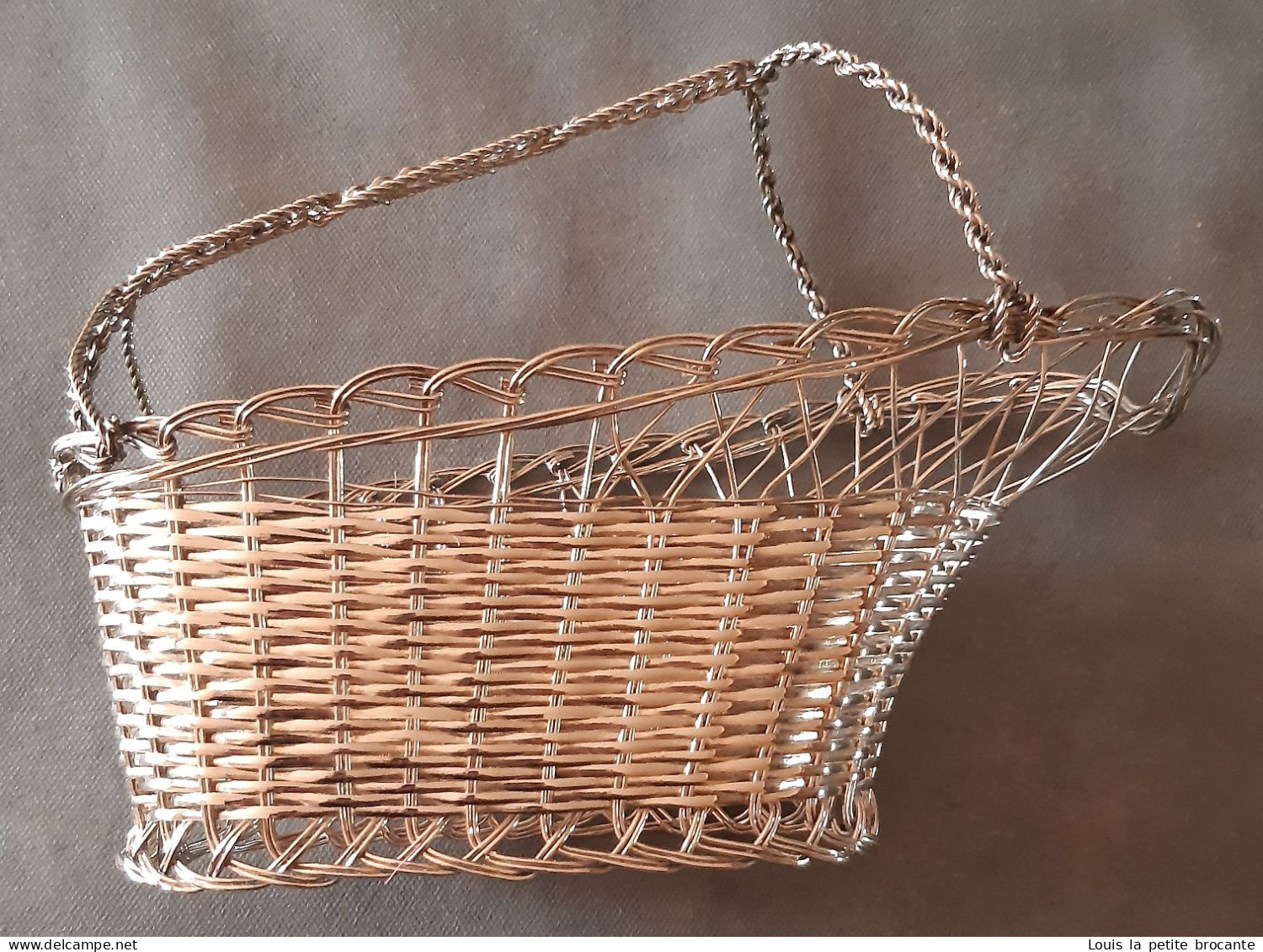 Panier Porte Bouteille De Vin, Verseuse. En Fil Tressé Argenté. Avec Un Anneau De Propreté Non Argenté. - Sonstige & Ohne Zuordnung