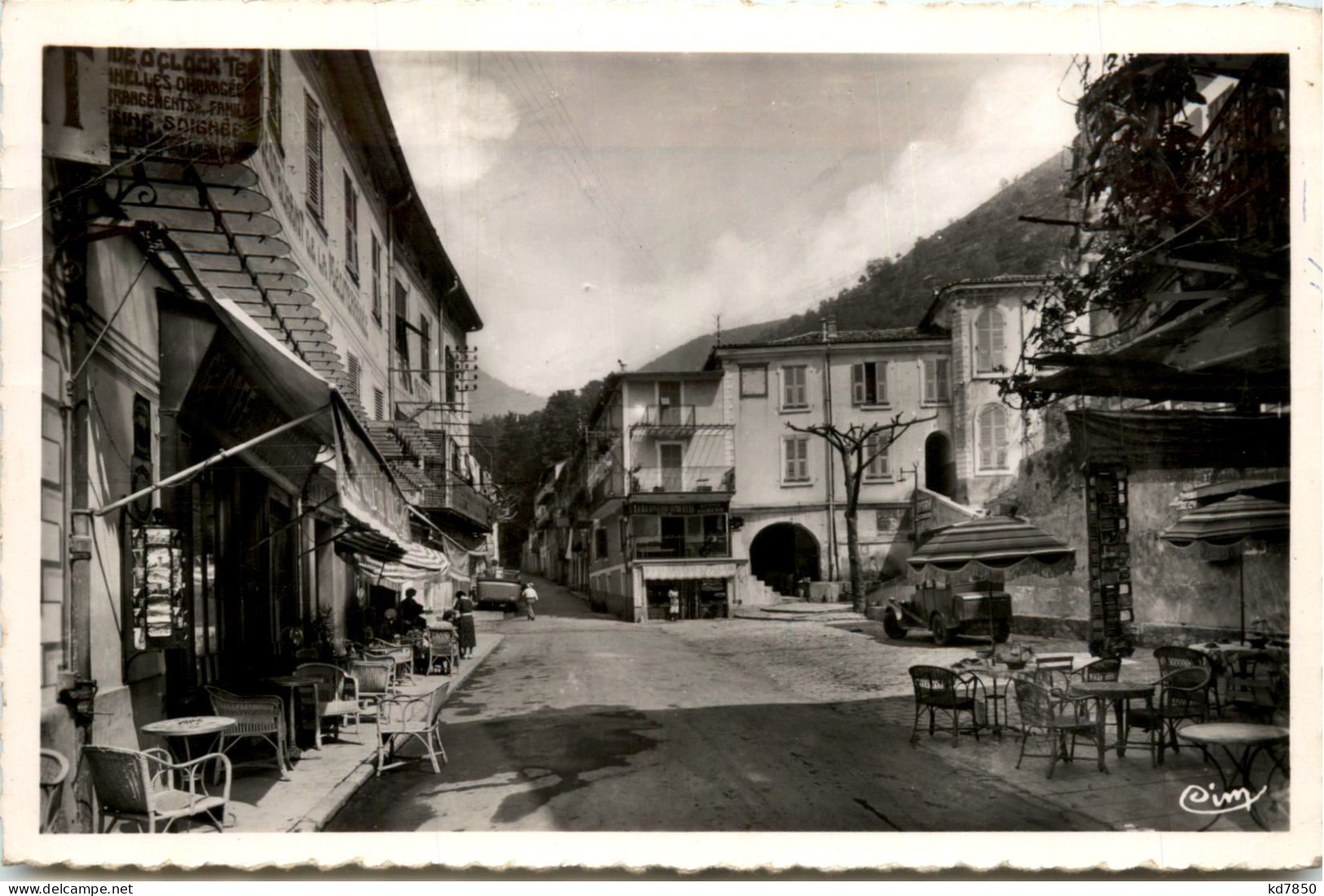 Luceram, La Place Centrale Et Route De Peira-Cava - Lucéram