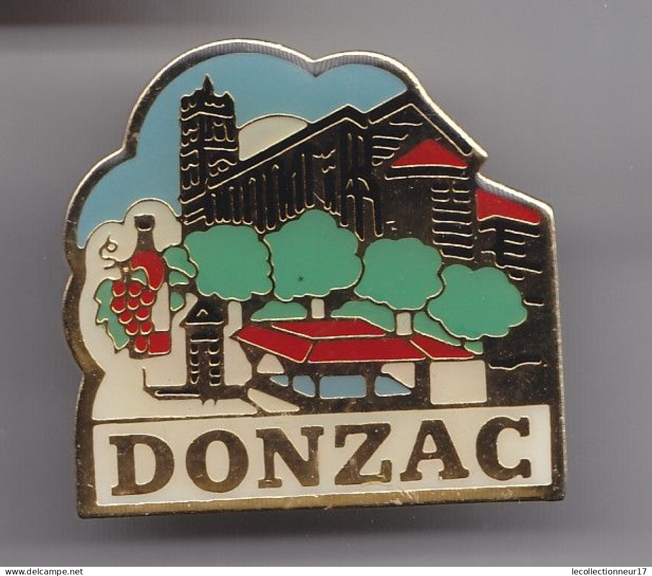 Pin's Donzac Grappe De Raisin Bouteille De Vin Dpt 33 Réf 3065 - Villes