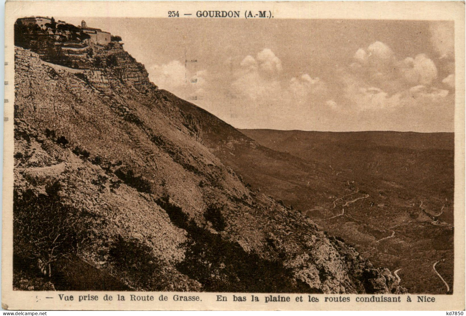 Gourdon, Vue Prise De La Route De Grasse - En Bas La Plaine Et Les Routes - Gourdon