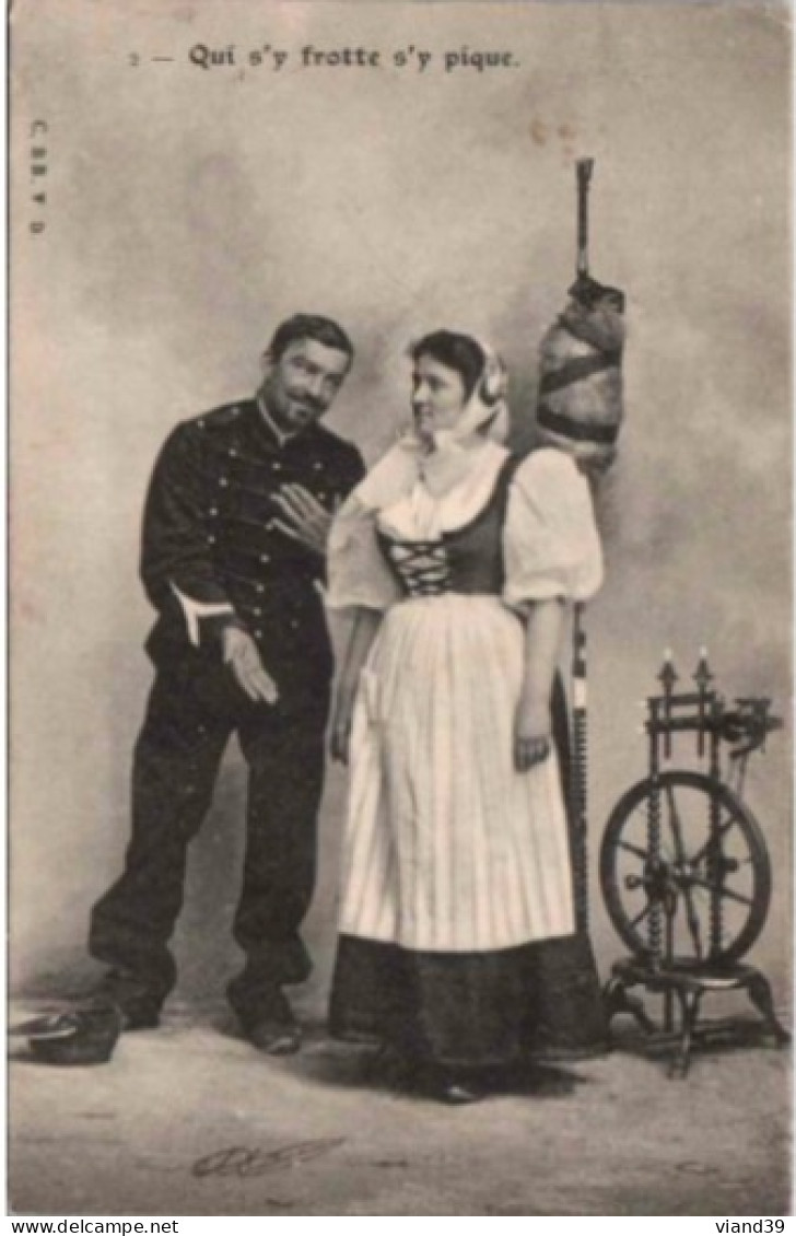 CPA. - Couple. Homme Militaire Avec Femme Au Rouet. 2.  " Qui S'y Frotte S'y Pique". Cachet Poste 1902 Ou 1903 - Women