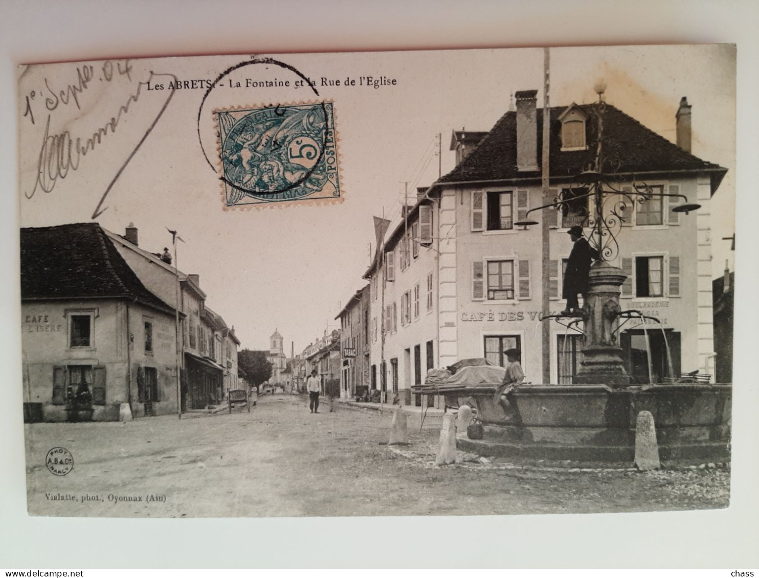 Cpa 38 Les Abrets La Fontaine Et Rue De L Eglise - Les Abrets