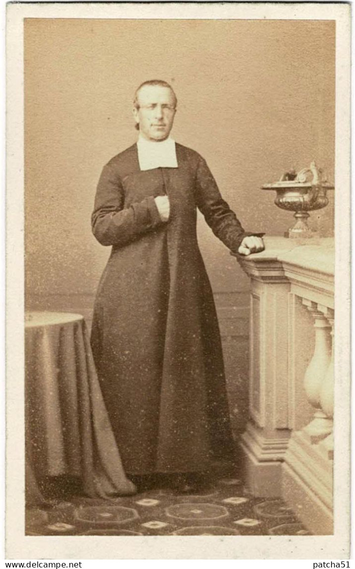 Photo CDV - Ecclésiastique Dans Sa Soutane - Photographe Non-cité (voir Autre CDV Ecclésiastique) - 1863 - Ancianas (antes De 1900)