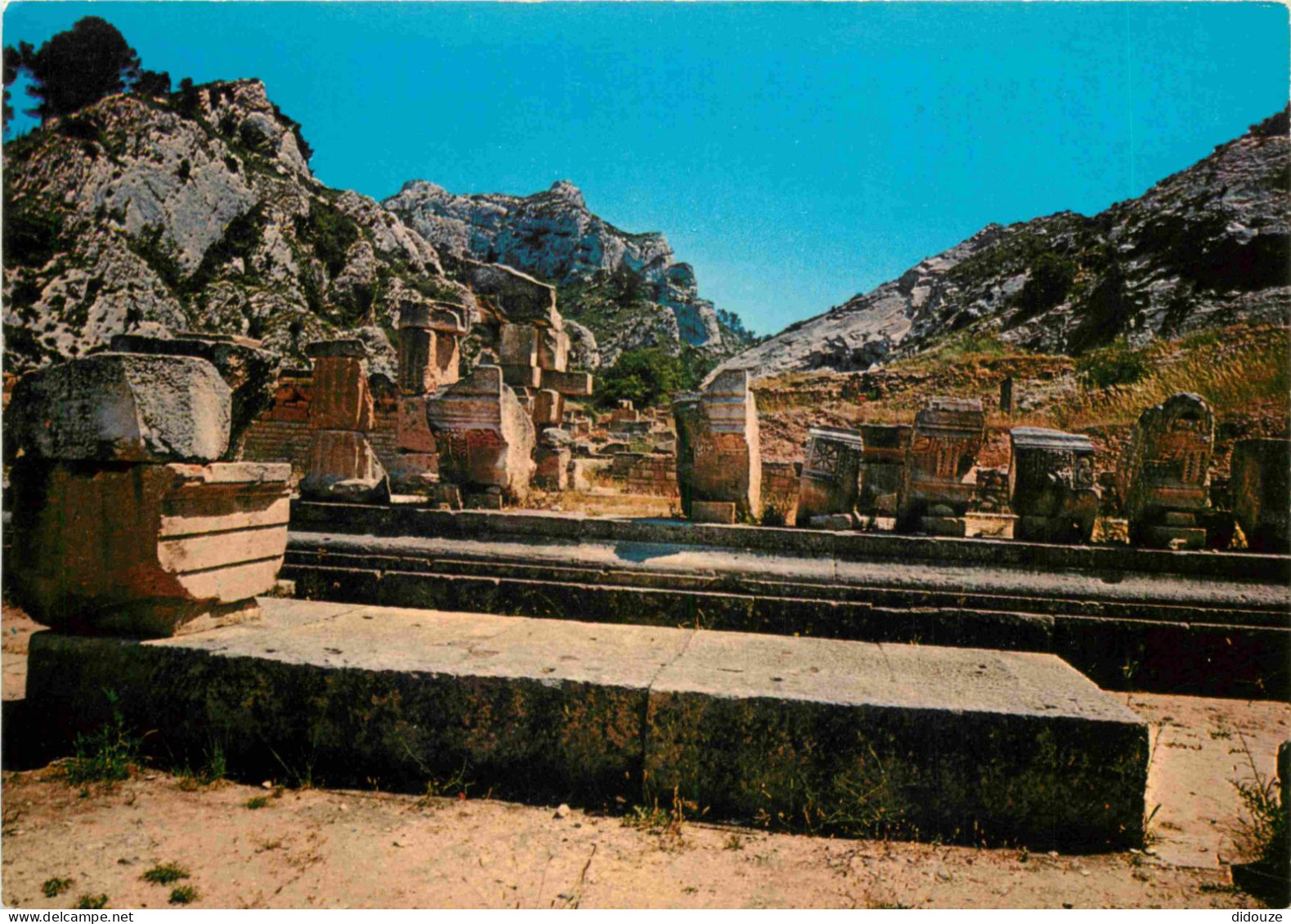 13 - Saint Remy De Provence - Site Archéologique De Glanum - Les Fouilles Et Les Alpilles - CPM - Voir Scans Recto-Verso - Saint-Remy-de-Provence