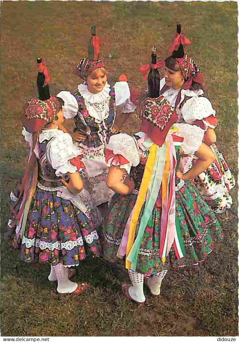 Folklore - Danses - Nagybaracska Nepviselet - Volkstracht - Popular Costume - CPM - Voir Scans Recto-Verso - Bailes