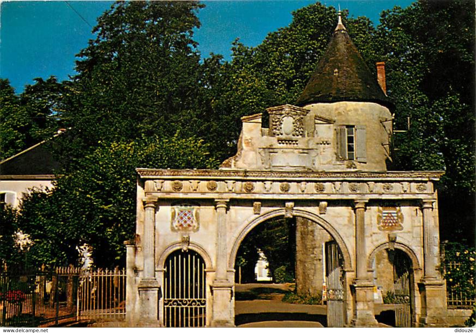17 - Surgères - La Porte Renaissance Et La Tour (XIIe) - CPM - Voir Scans Recto-Verso - Surgères