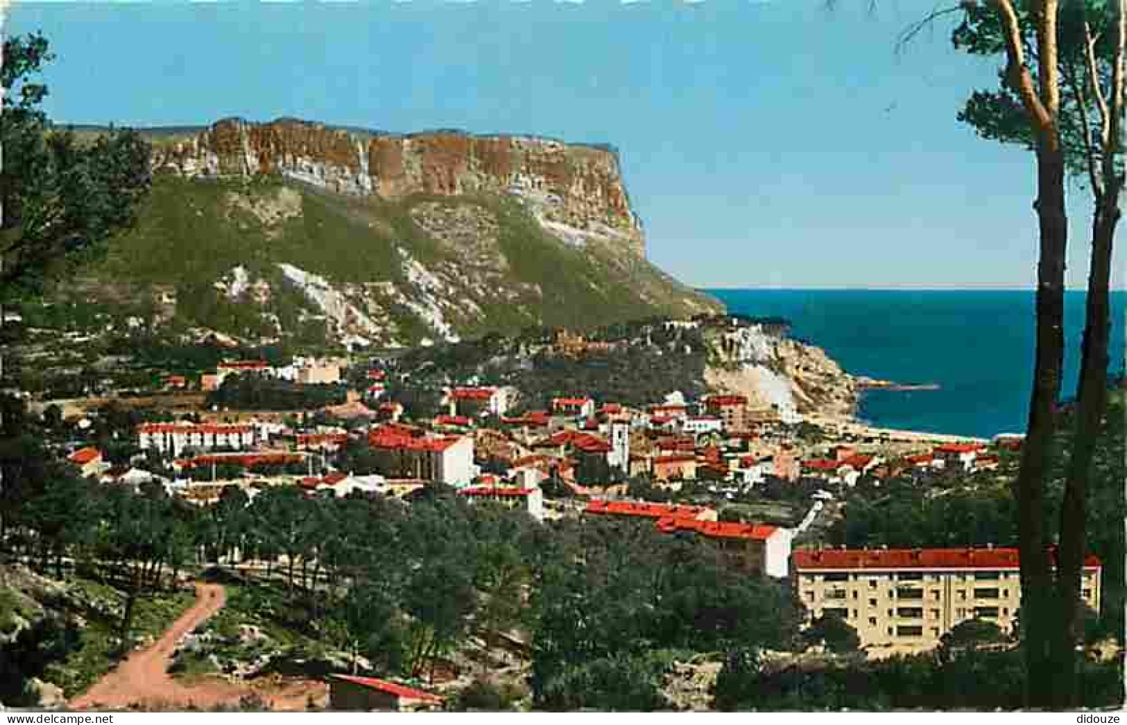 13 - Cassis - Vue Générale - Au Fond Le Cap Canaille - CPM - Voir Scans Recto-Verso - Cassis