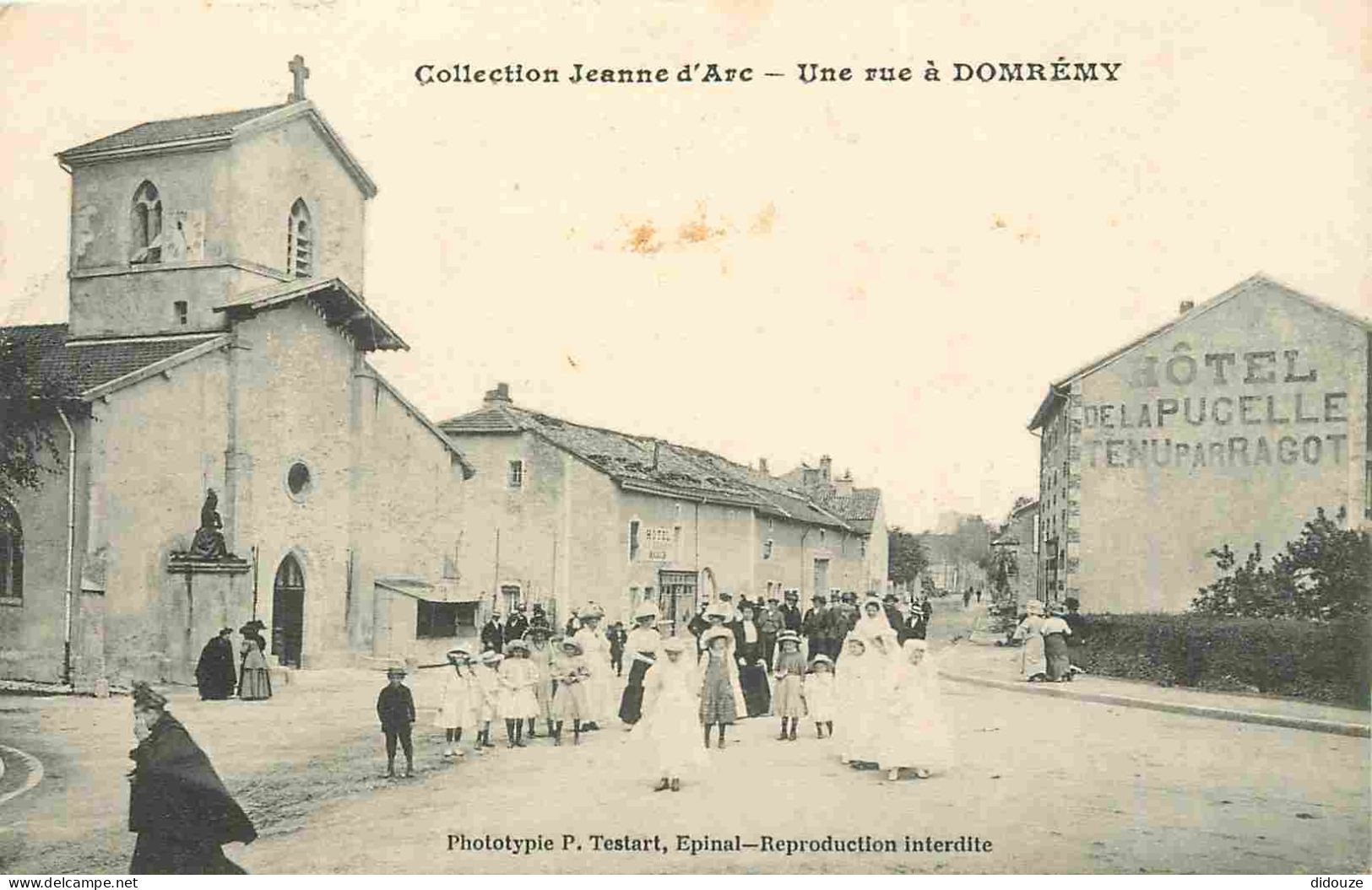 88 - Domrémy - Une Rue - Animée - CPA - Etat Froissure Visible - Voir Scans Recto-Verso - Domremy La Pucelle