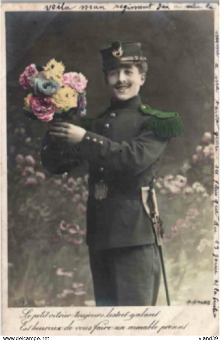 CPA. - Militaire Offrant Des Fleurs - Men