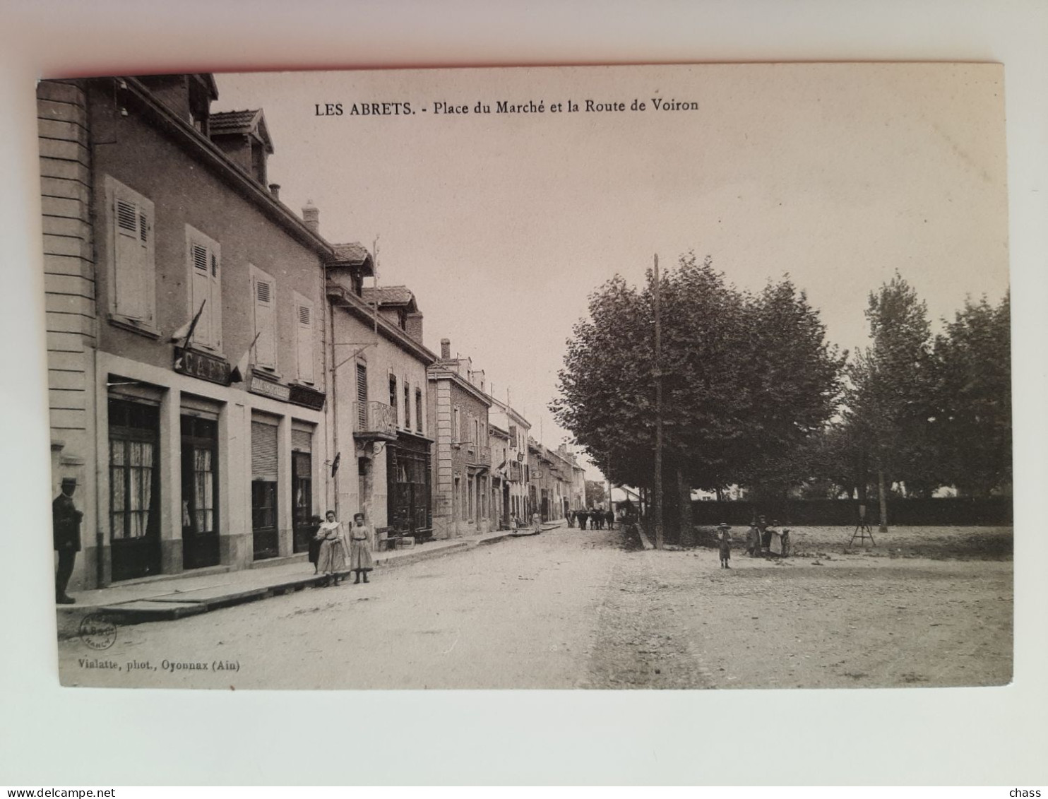 Cpa 38 Les Abrets Place Du Marché Et La Route De Voiron - Les Abrets