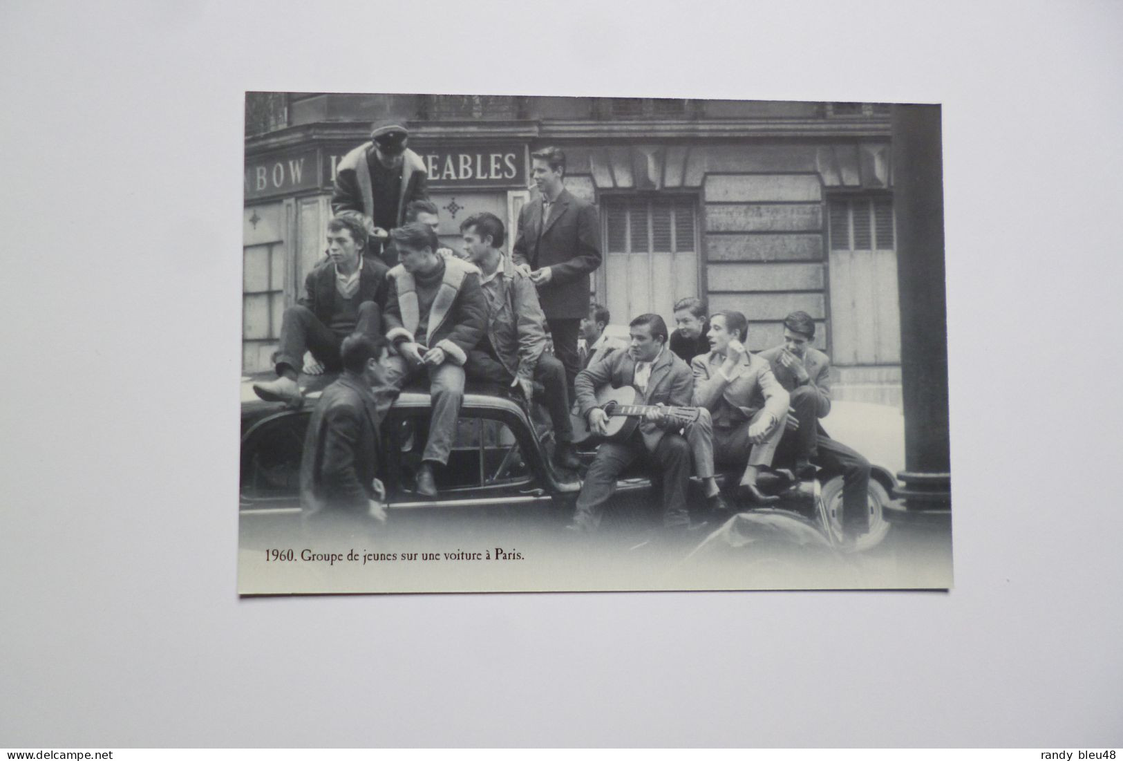 Groupe De Jeunes Sur Une Voiture à Paris   ( 1960 )    -  Edition Atlas  - - Mode