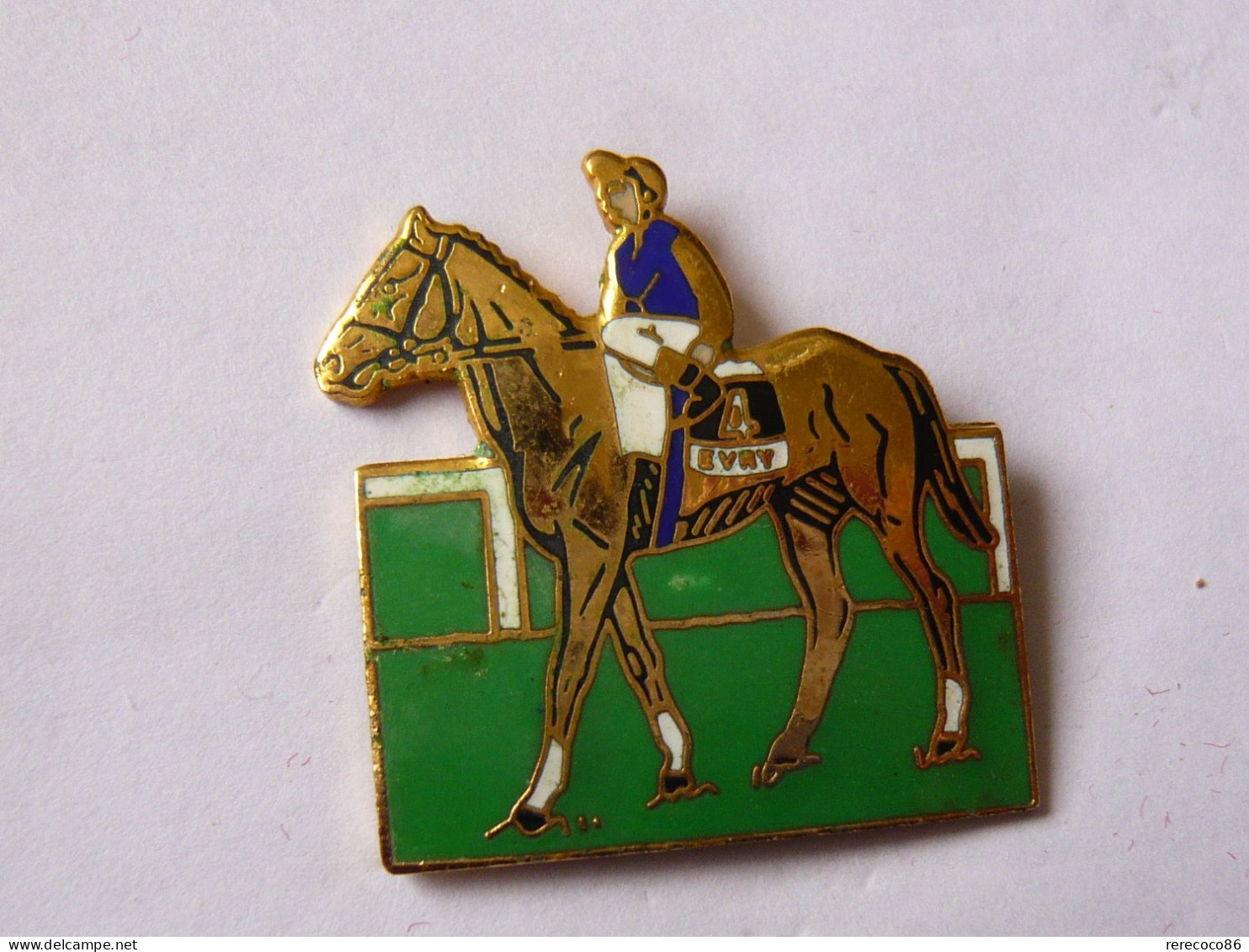 Pins DOUBLE SIX HIPPODROME EVRY - Villes