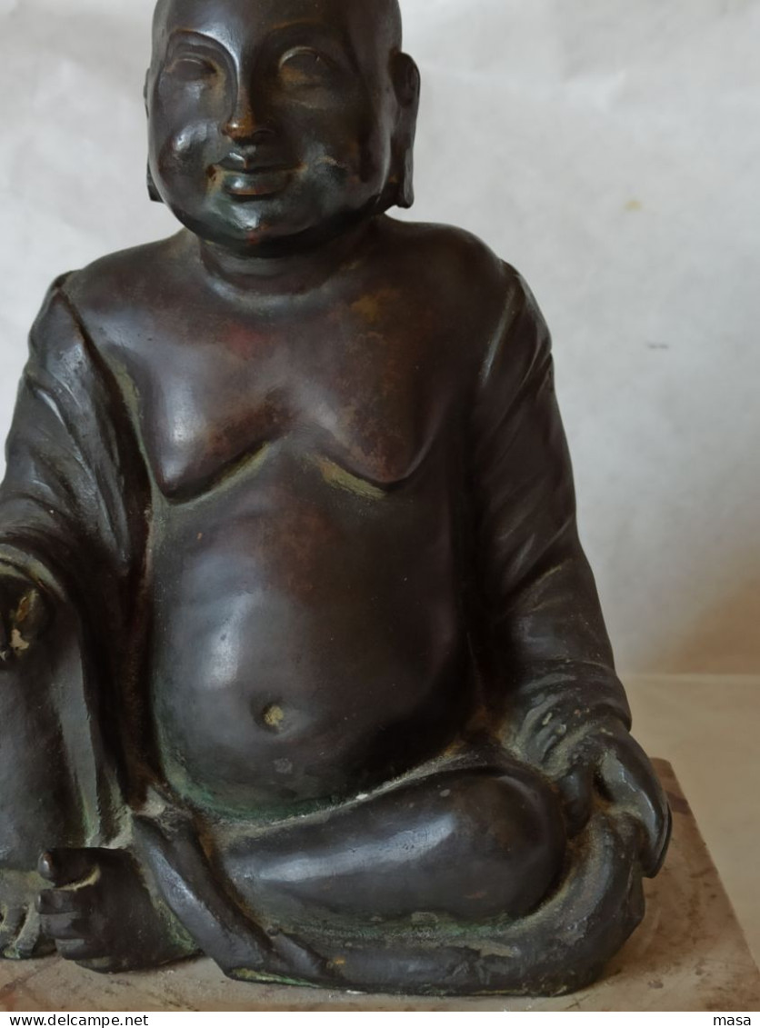 Scultura Buddha Seduto In Bronzo Con Base In Marmo - Bronces