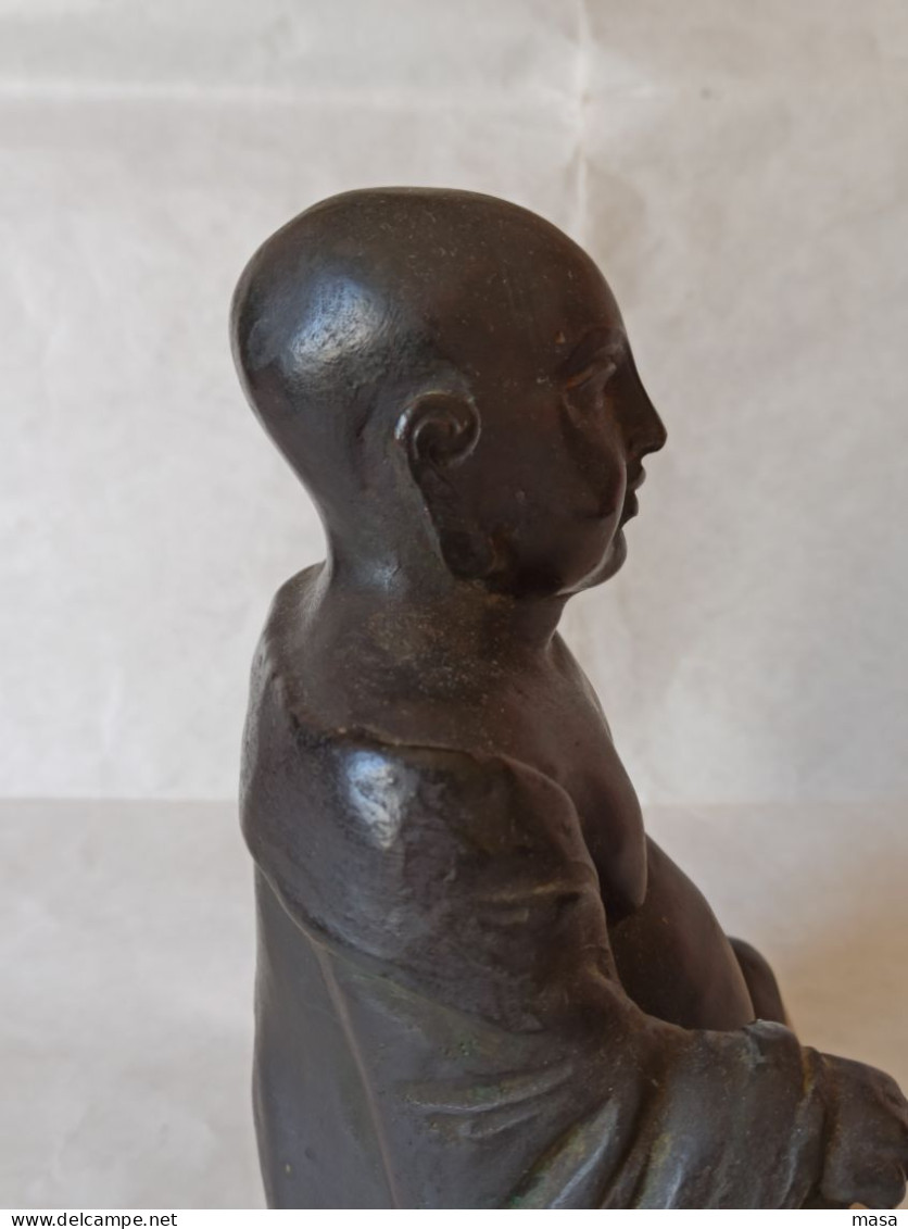 Scultura Buddha seduto in bronzo con base in marmo