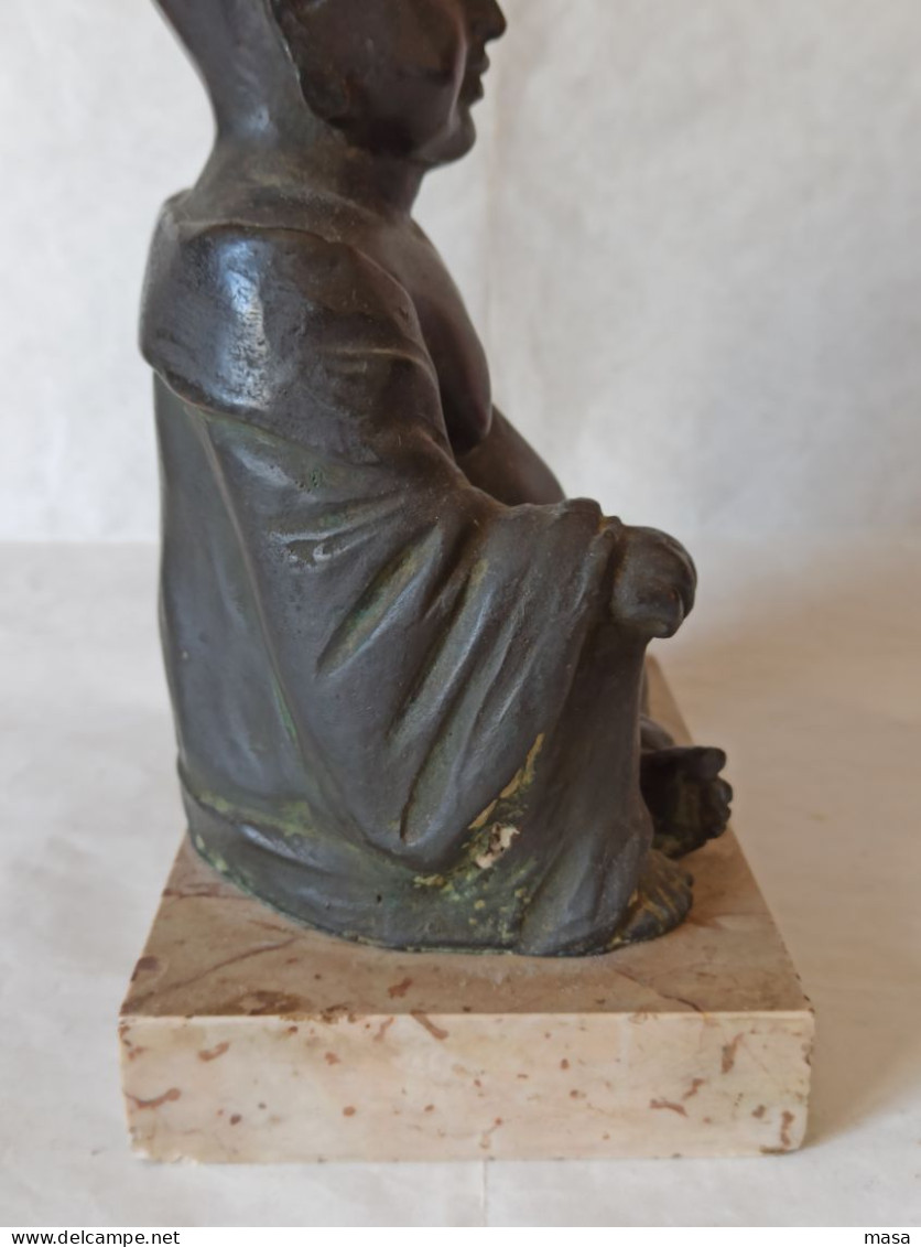 Scultura Buddha seduto in bronzo con base in marmo