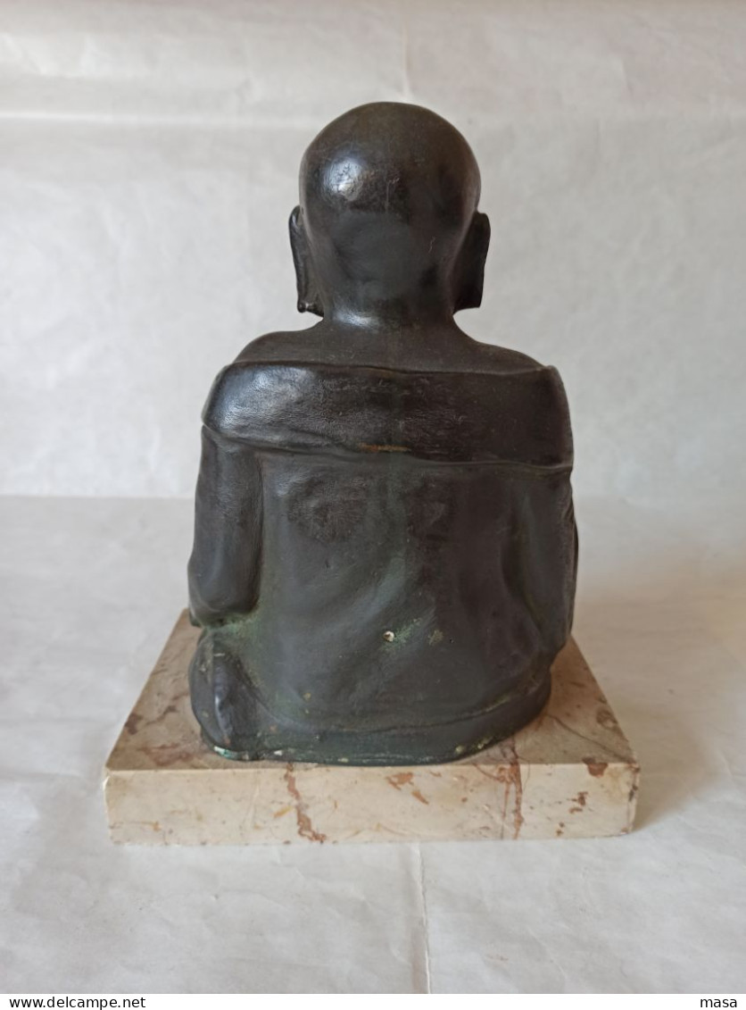 Scultura Buddha seduto in bronzo con base in marmo