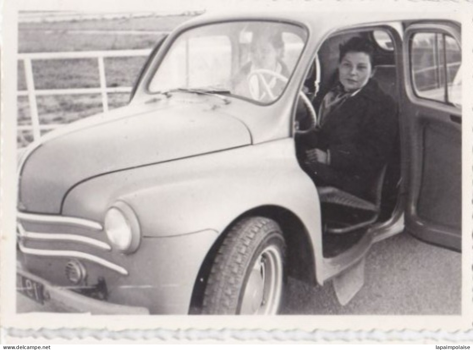 Photo De Particulier  Automobile Ancienne Renault  4CV Mars 1956  Réf 29645 - Coches