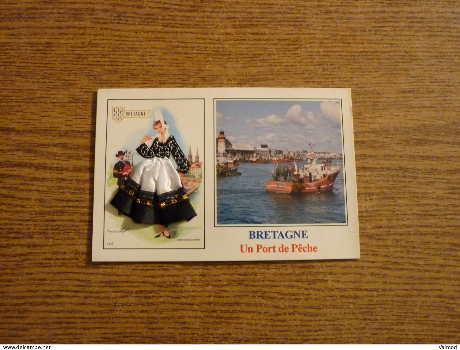 Carte Brodée "Bretagne - Un Port De Pêche"  - Jeune Femme Costume Brodé/Tissu- 10x15 Cm Env. - Borduurwerk