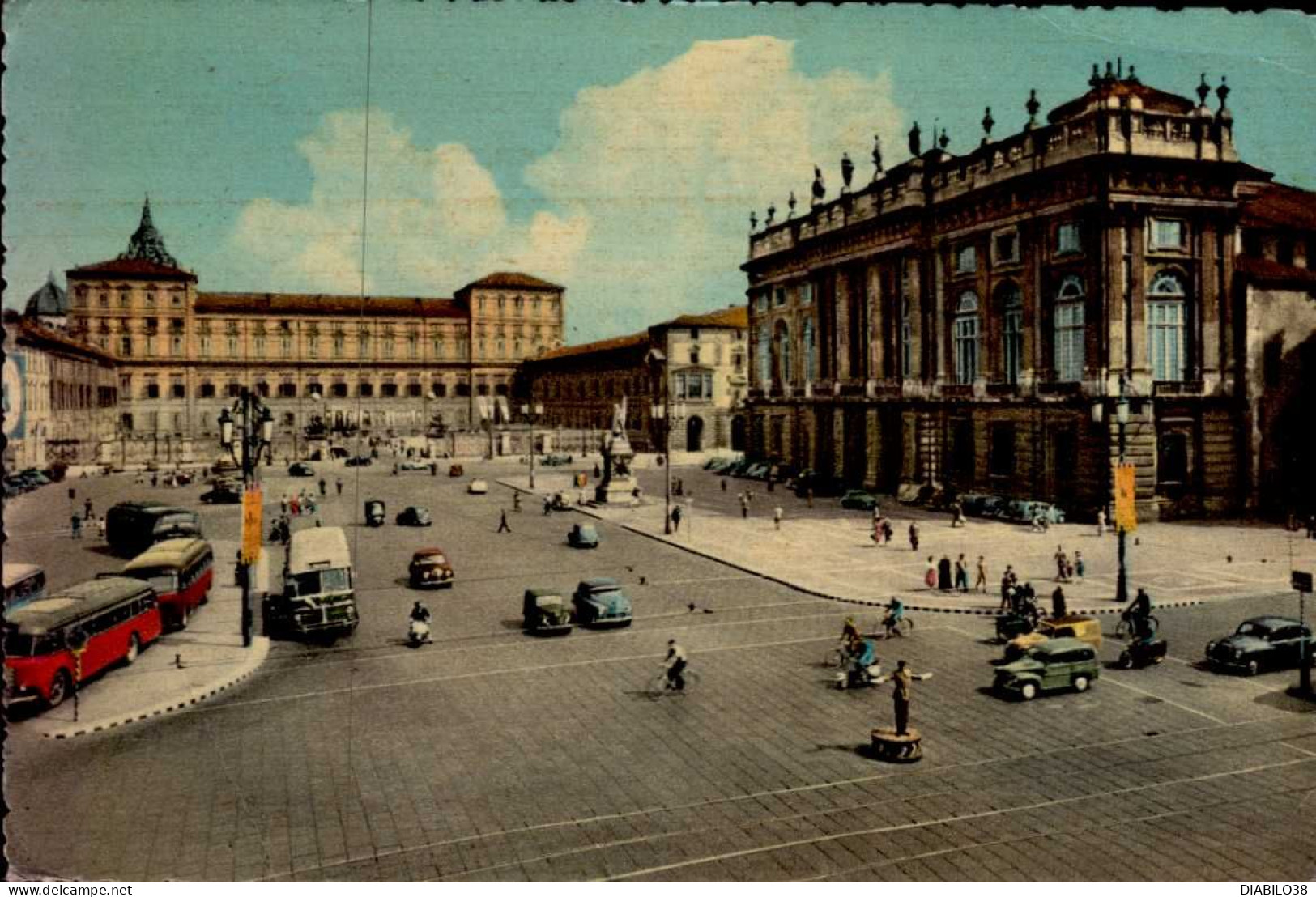 TORINO   ( ITALIE )   LA PLACE DU CHATEAU - Plaatsen & Squares