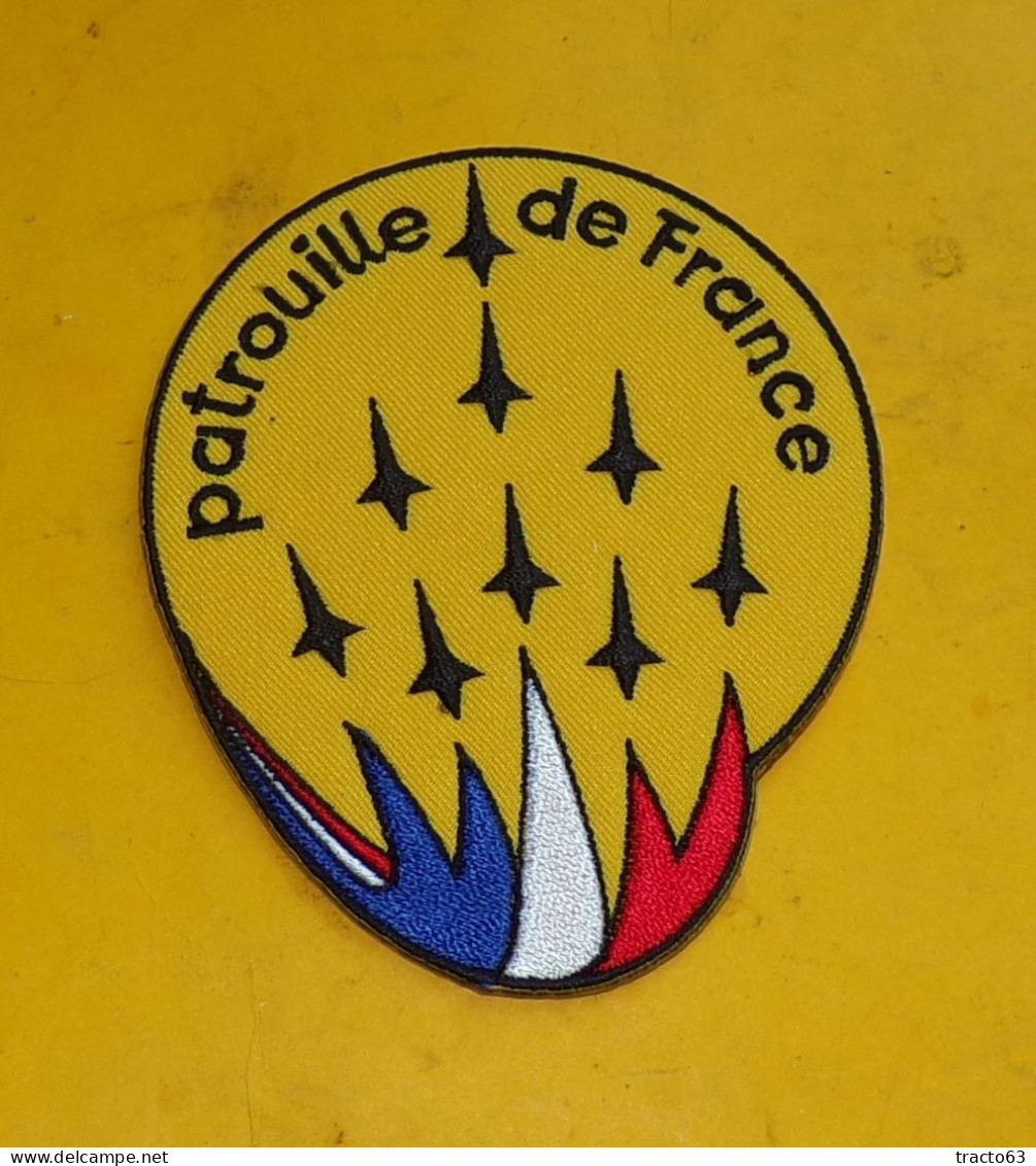 TISSU PATCH : PATROUILLE DE FRANCE  , DIAMETRE 9 CM , BON ETAT VOIR PHOTO . POUR TOUT RENSEIGNEMENT ME CONTACTER. REGARD - Scudetti In Tela