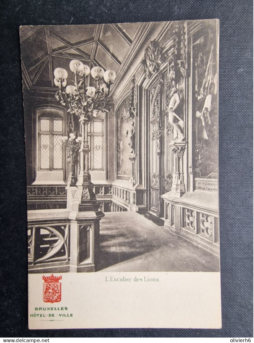 CP BELGIQUE - BELGÏE (V2402) BRUXELLES (2 Vues) Hôtel De Ville L'Escalier Des Lions - Monuments, édifices