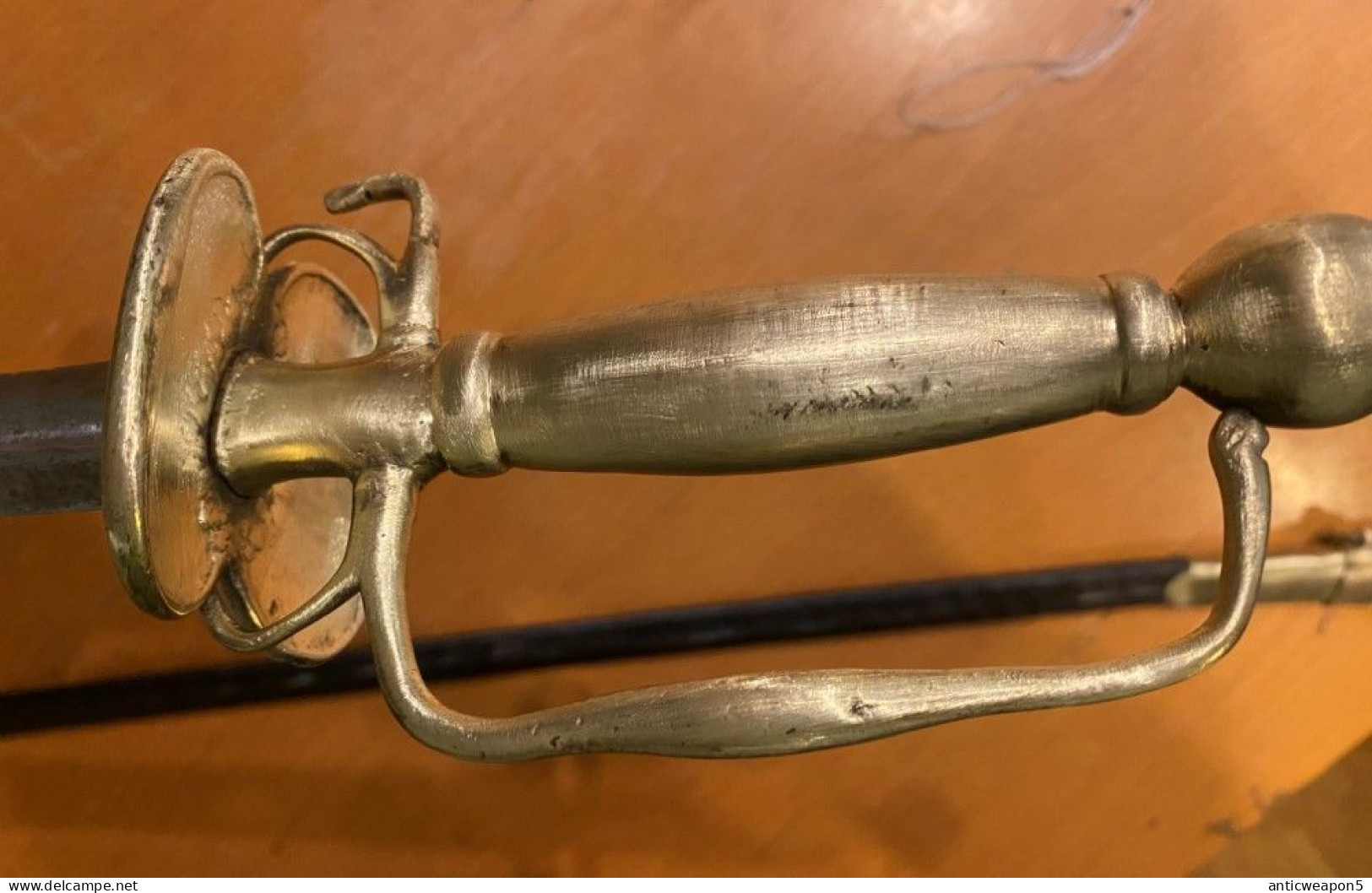 Épée restaurée avec poignée en laiton. France. environ 1740 (C255)