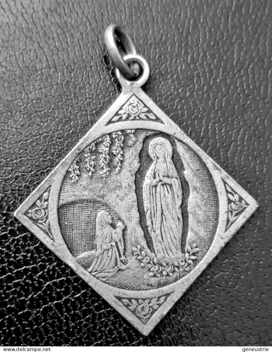 Médaille Religieuse Argenté Début XXe "Notre-Dame De Lourdes" Graveur Bernard Wicker - Religione & Esoterismo