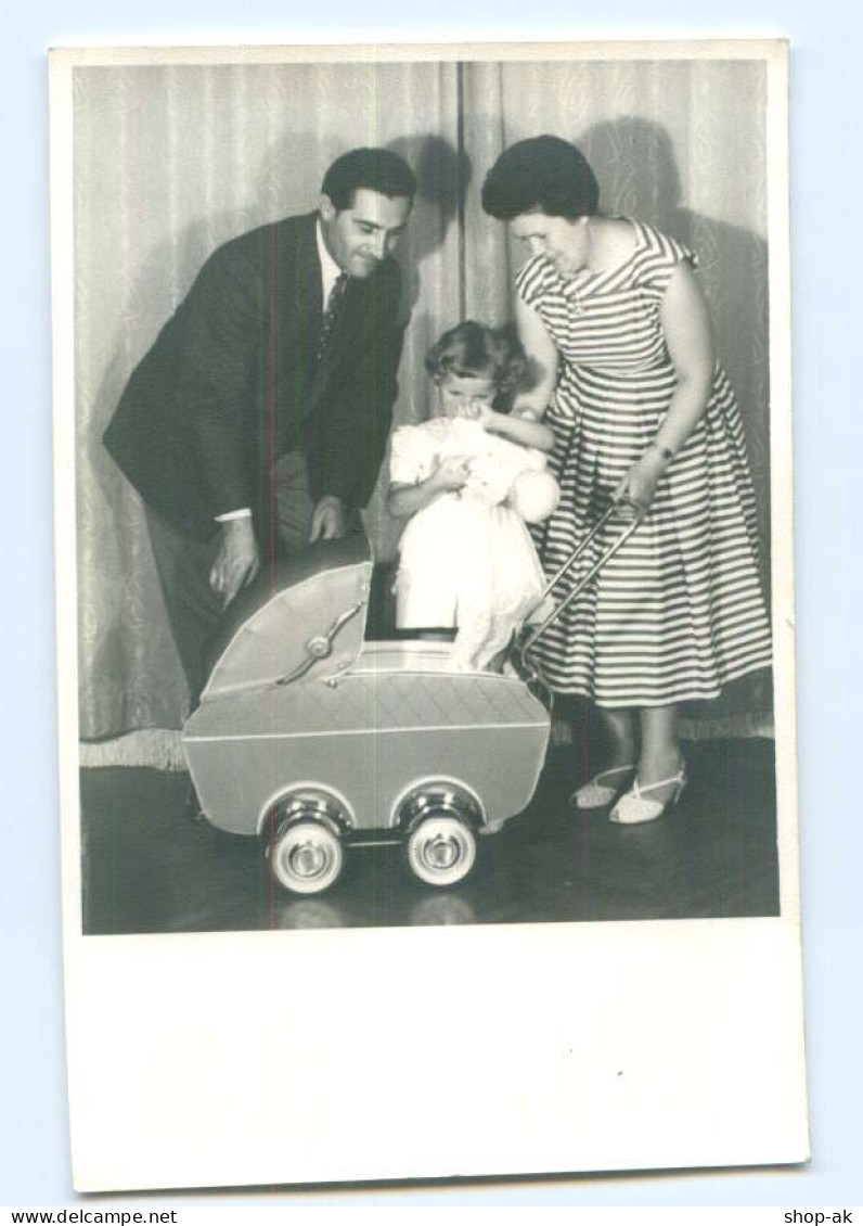 Y7986/  Eltern Kind Mädchen Mit Puppenwagen Foto AK Ca.1950 - Jeux Et Jouets