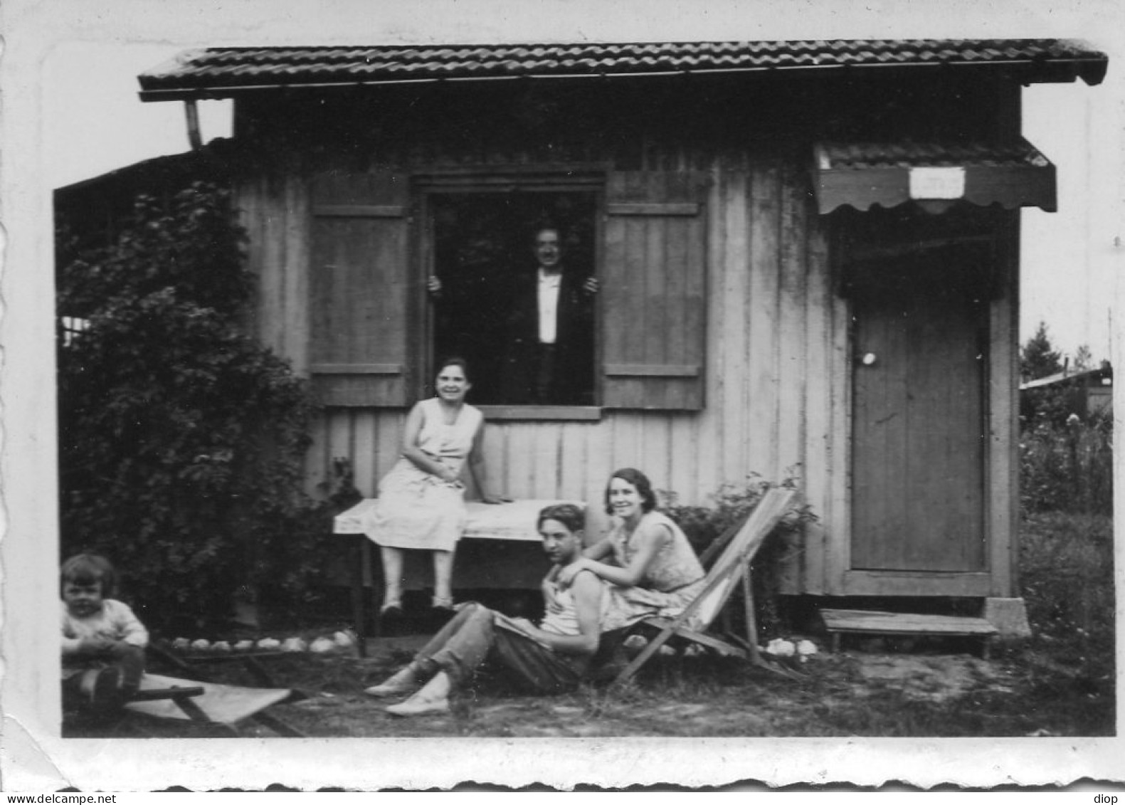 Photographie Photo Vintage Snapshot Cabane Transat Famille Groupe Group - Personnes Anonymes