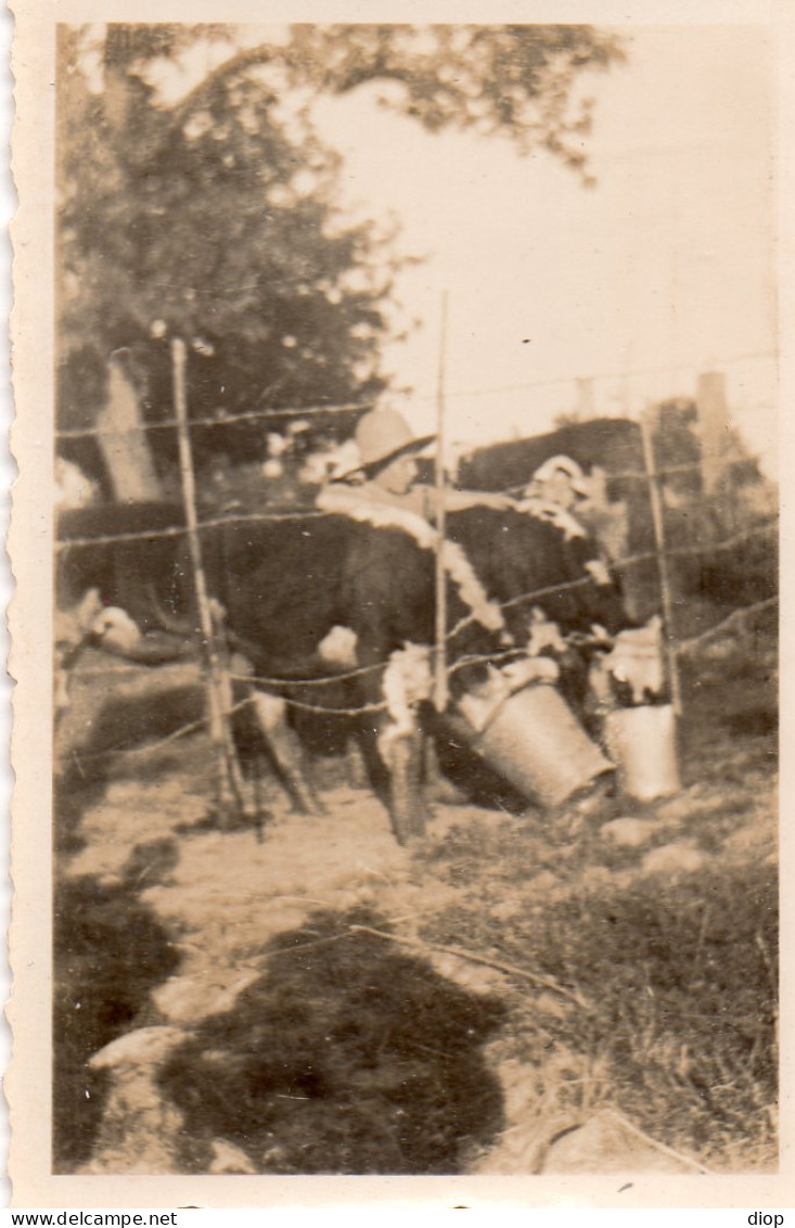 Photographie Photo Vintage Snapshot Jardin Jardinage Garden Gardening Child - Personnes Anonymes