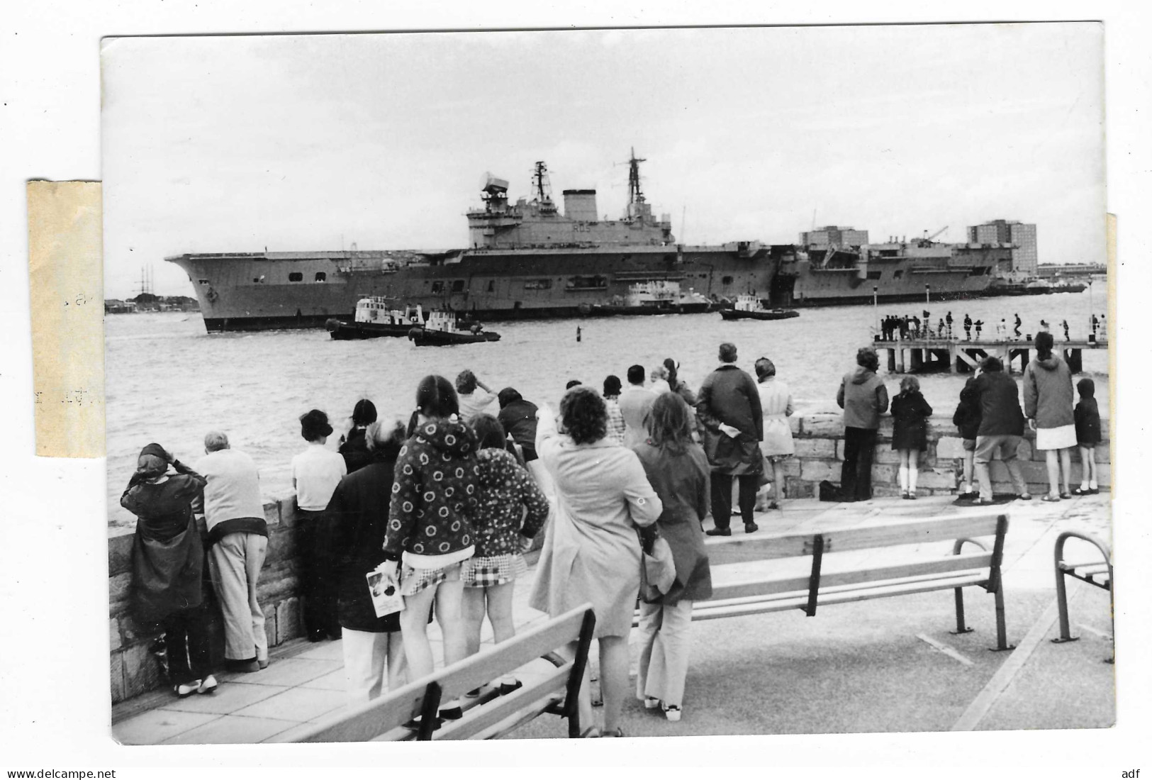 PHOTO DE PRESSE 1972, LE DERNIER VOYAGE DU PORTE AVIONS BRITANNIQUE EAGLE, IL QUITTE PORTSMOUTH VERS DEVONPORT - Fotos