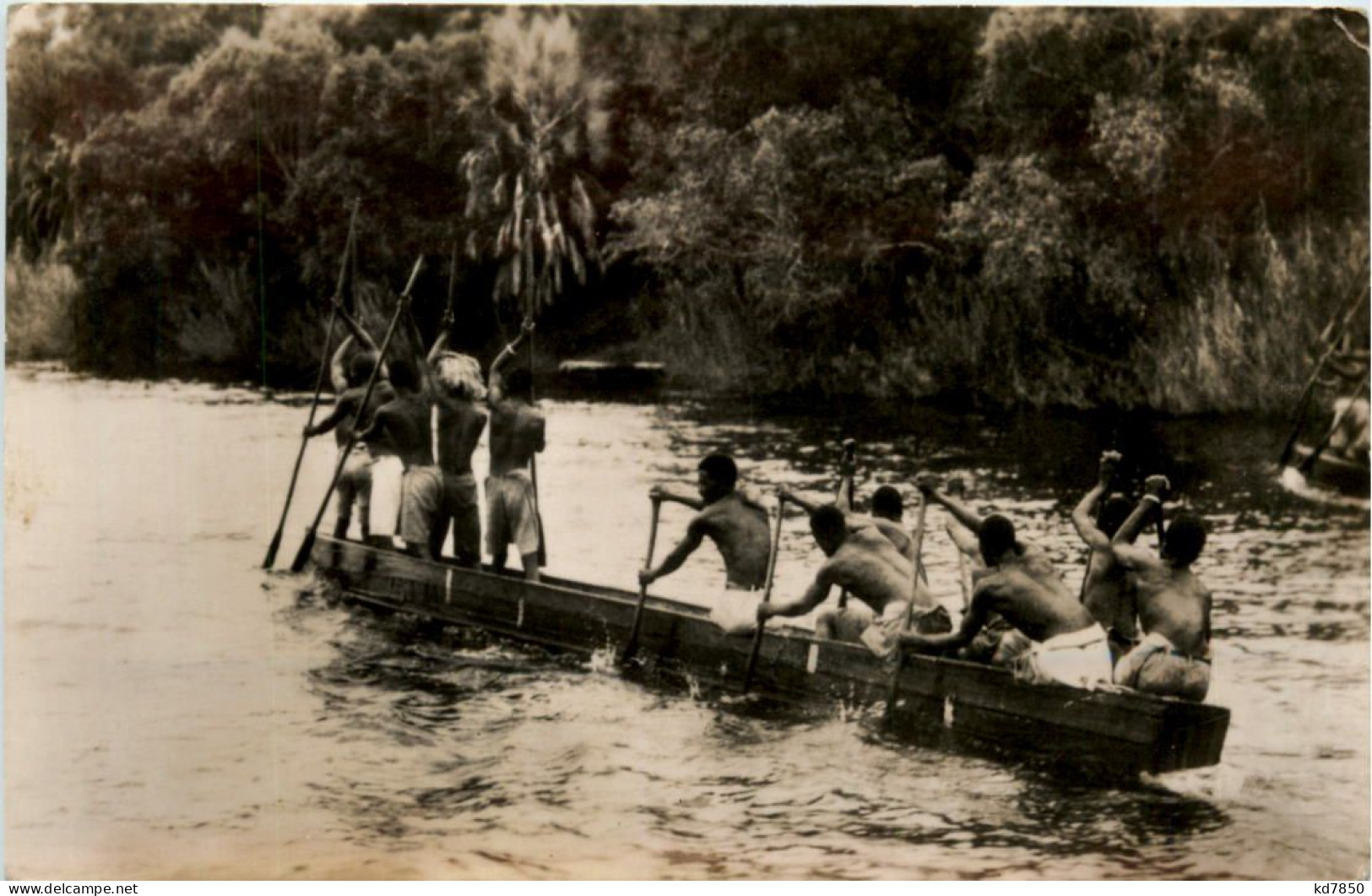 Native Canoe On The Zambezi River Victoria Falls - Sudan - Simbabwe