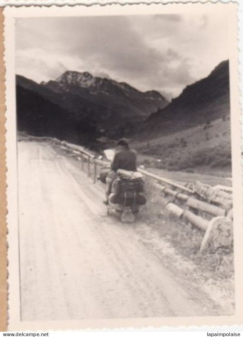 Photo De Particulier Suisse Le Col De La Flüela Une Moto Vespa A L'arrêt Regardant La Carte  Réf 29651 - Automobiles