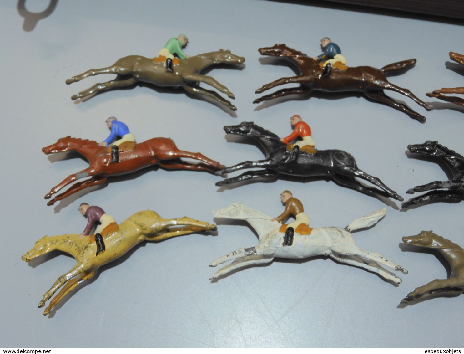 -ANCIENNE BOITE DE JEUX CHEVAUX COURSES PLOMB ECHECS DOMINOS ROULETTE DAME  E