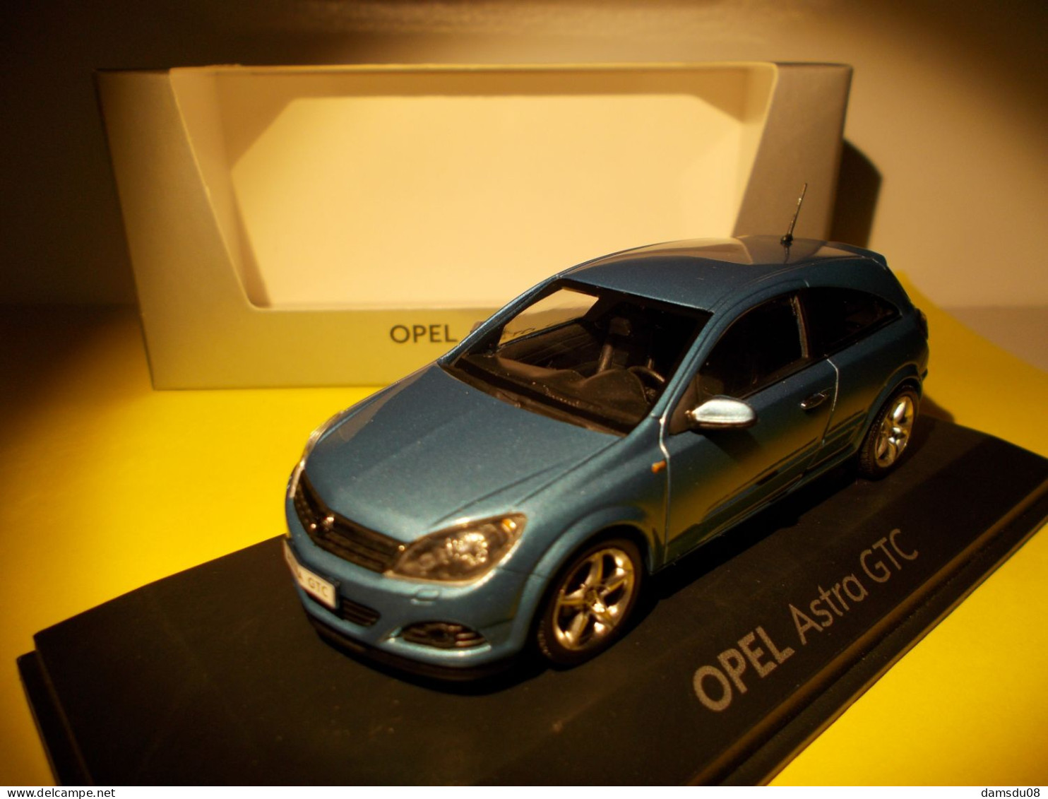 Minichamps Opel Astra GTC Bleu Echelle 1/43 En Boite Vitrine Et Surboite Carton - Minichamps