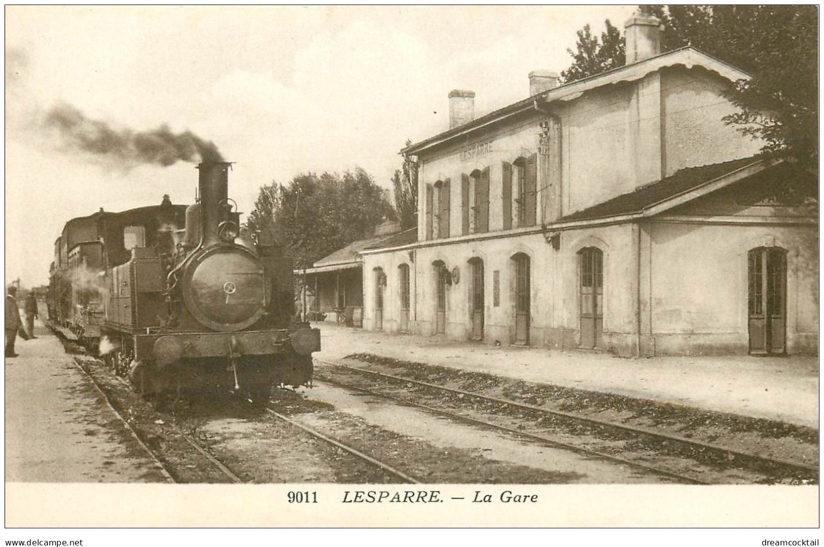 33 LESPARRE. Locomotive Dans La Gare - Lesparre Medoc