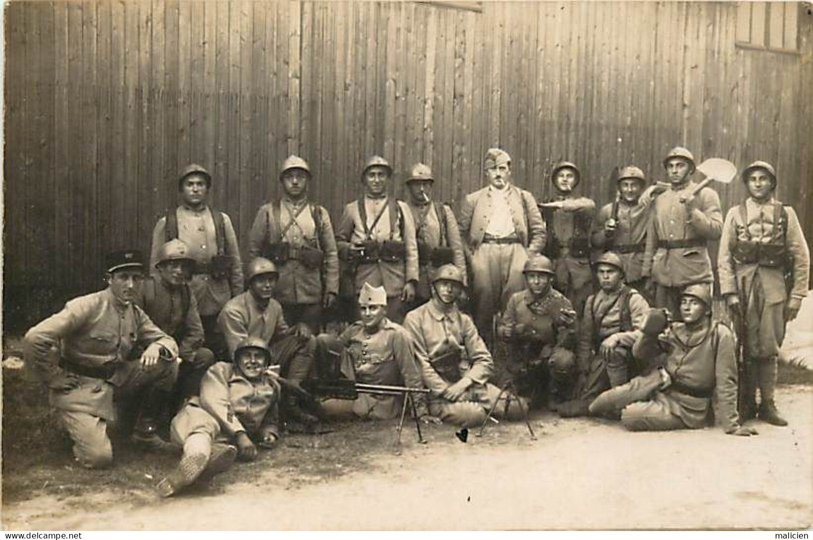 - Militaria - Ref-E32- Carte Photo Groupe De Militaires - Mitrailleuse - Mitrailleurs - N° 137 Sur Képi - - Material