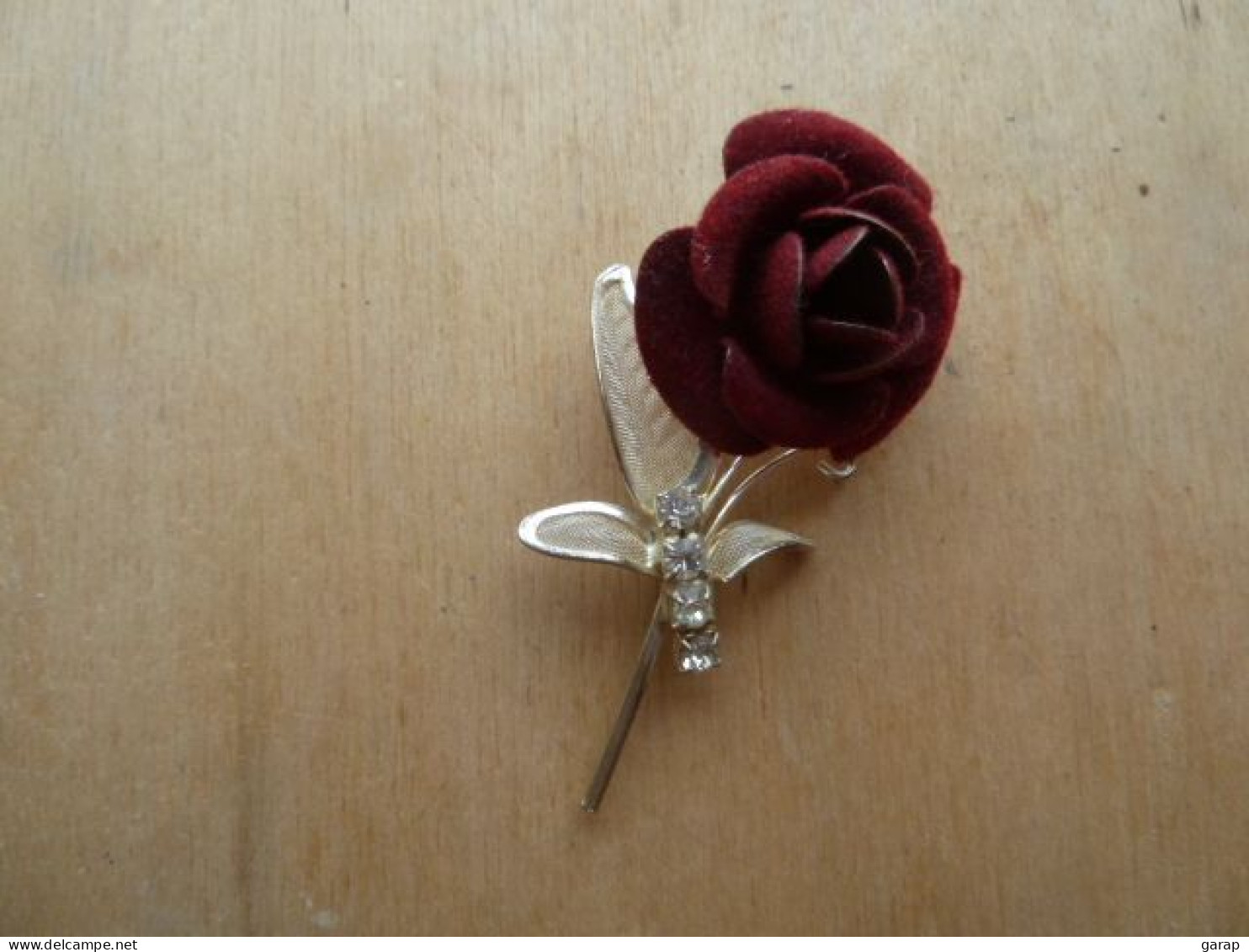 Broc-055 Broche Représentant Une Rose Aux Pétales Façon Velours Rouge,tige Et Feuilles Griffées De Brillants - Sonstige & Ohne Zuordnung