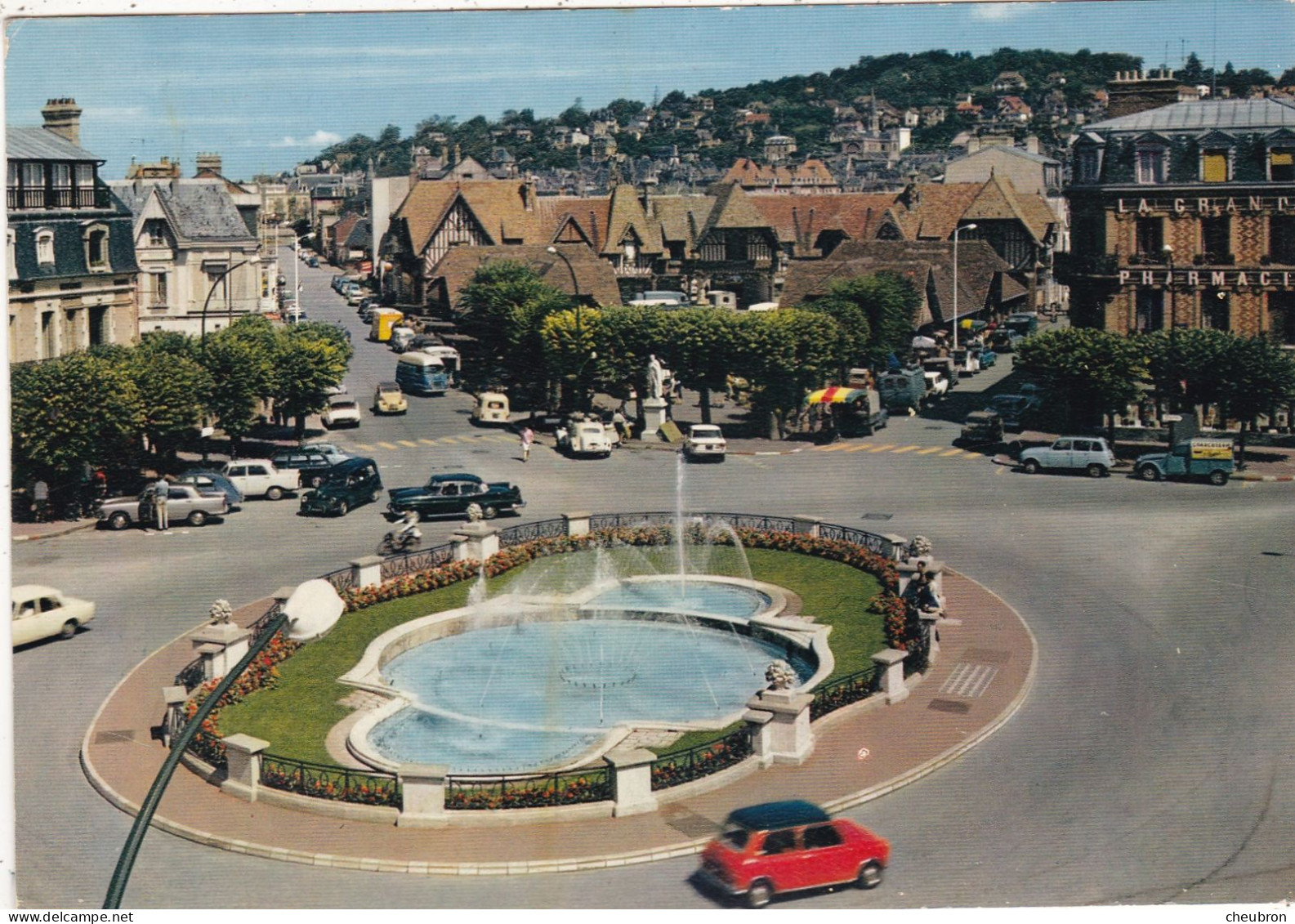 14. DEAUVILLE. CPSM. VUE AERIENNE . LA PLACE MORNY.. VOITURES . ANNEE 1967 + TEXTE - Deauville