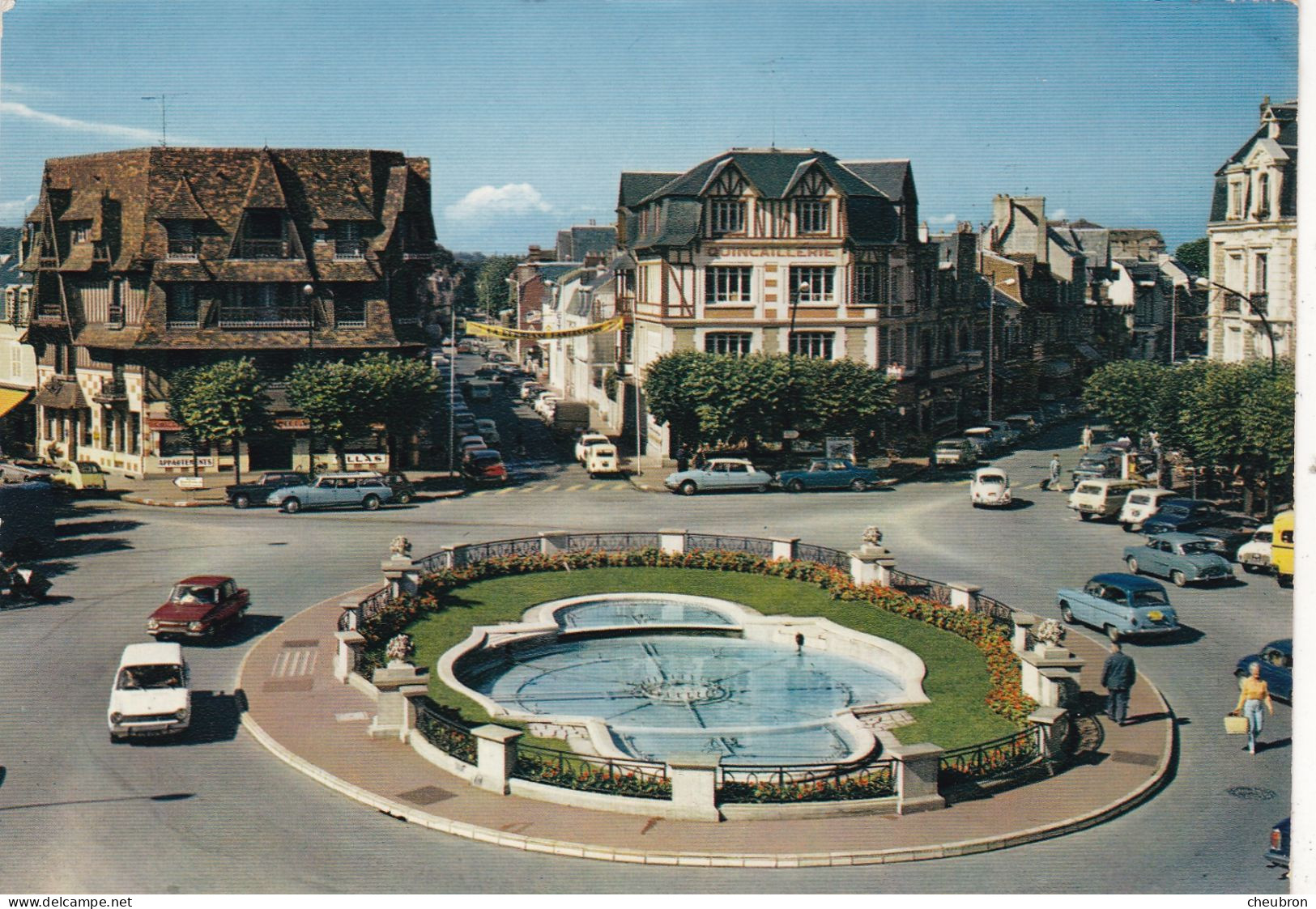 14. DEAUVILLE. CPSM. VUE AERIENNE . LA PLACE MORNY.. VOITURES . ANNEE 1968 + TEXTE - Deauville