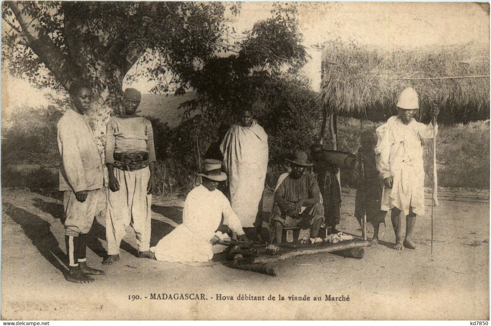 Madagascar - Hova Debitant De La Viande Au Marche - Madagascar