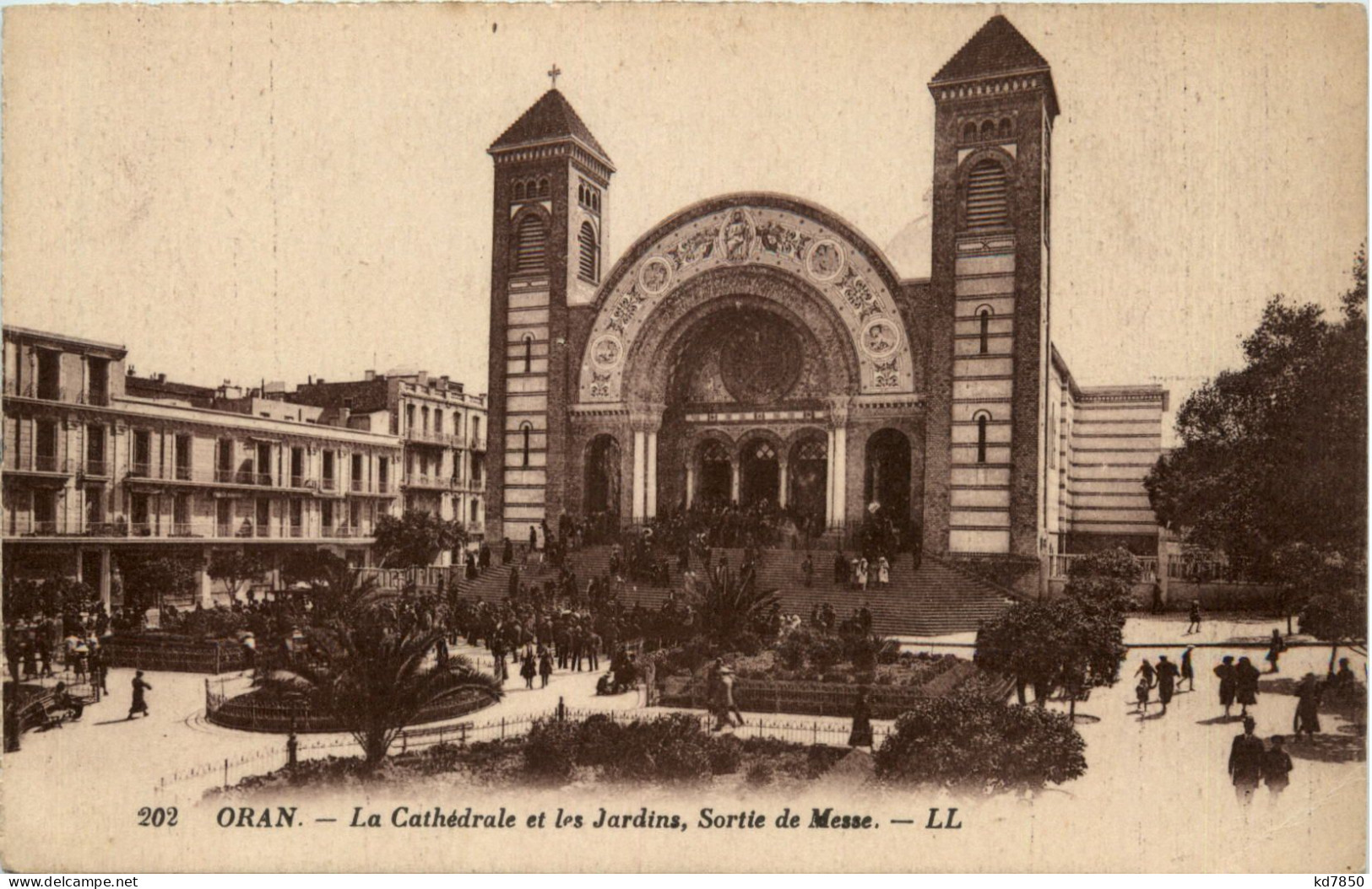 Oran, La Cathedrale Et Les Jardins, Sortie De Messe - Oran